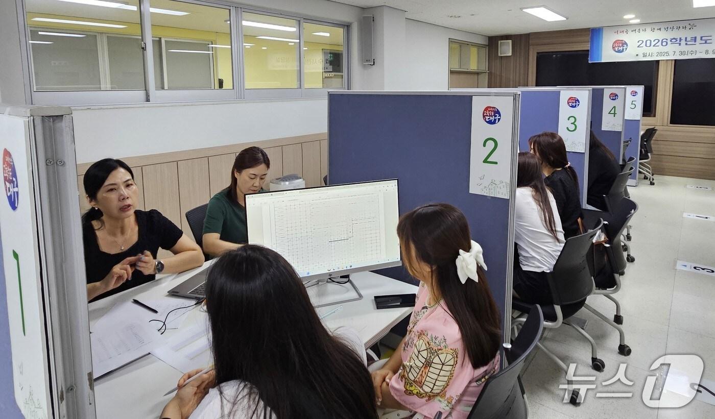 대구교육청은 오는 9월 8일 시작되는 대입 수시모집 원서접수를 앞두고 다음 달 9일까지 '2026학년도 대입 수시전형 대비 상담실'을 운영한다고 31일 밝혔다. 사진은 상담 모습. (대구교육청 제공. 재판매 및 DB 금지)/뉴스1