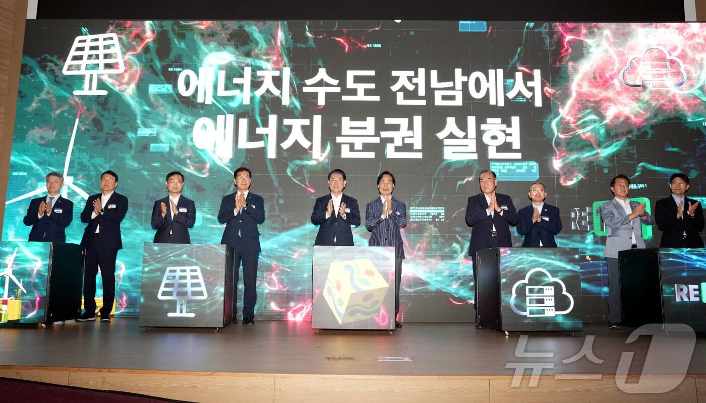 김영록 전라남도지사가 31일 오후 서울 국회의원회관 대회의실에서 열린 ‘에너지 분권 전략 포럼’ 행사에서 주요 내외빈들과 레이저를 이용한 LED 큐브 세리머니를 하고 있다.&#40;전남도 제공. 재판매 및 DB금지&#41;2025.7.31/뉴스1