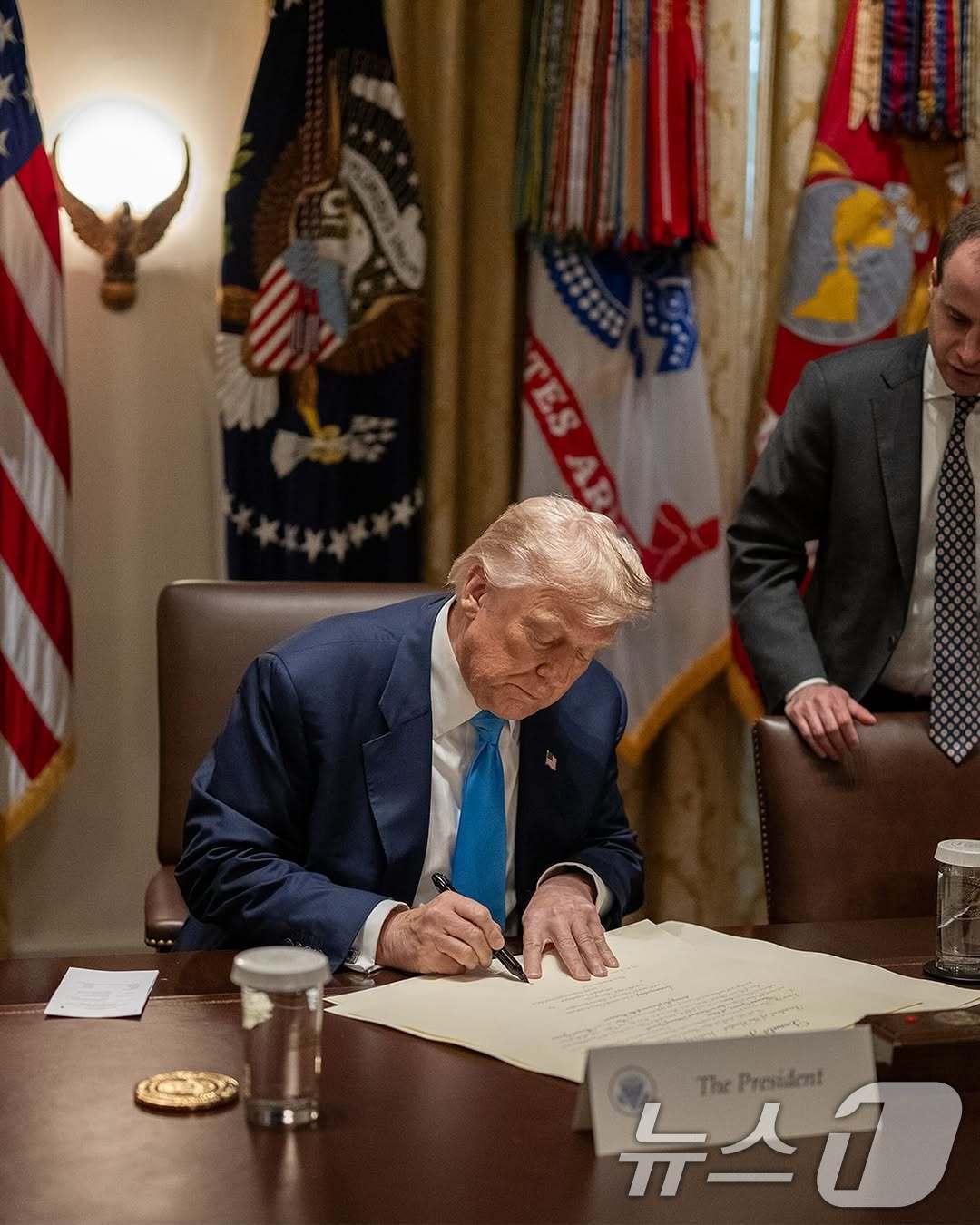 본문 이미지 - 백악관은 7월 30일&#40;현지시간&#41; 인스타그램 계정에 트럼프 대통령이 백악관에서 한미 무역합의 문서에 서명하는 사진을 올렸다. 사진 글에는 “미국이 대한민국과 완전하고 완전한 무역 협정에 합의했다는 소식을 전하게 되어 기쁘다” 고 적었다. &#40;백악관 인스타그램 계정. 재판매 및 DB 금지&#41; 2025.7.31/뉴스1