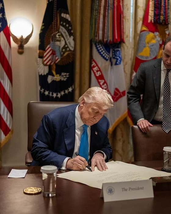 본문 이미지 - 백악관은 30일&#40;현지시간&#41; 인스타그램 계정에 트럼프 대통령이 백악관에서 한미 무역합의 문서에 서명하는 사진을 올렸다. &#40;백악관 인스타그램 계정. 재판매 및 DB 금지&#41; 2025.7.31/뉴스1