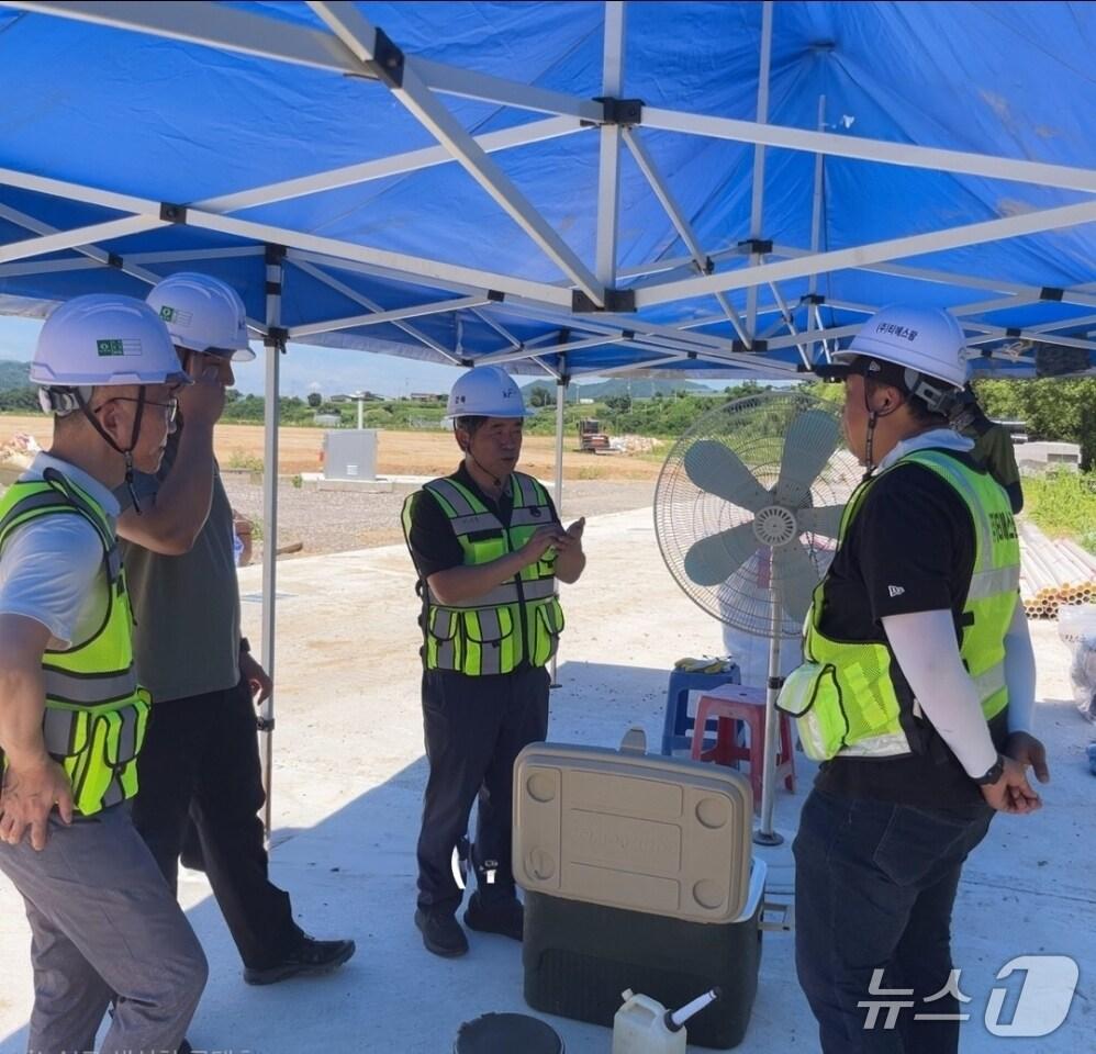 본문 이미지 - 한국농어촌공사 무진장지사가 장수군 스마트팜 공사 현장에서 온열질환 예방 점검을 하고 있다.(공사제공. 재판매 및 DB금지)2025.7.31/뉴스1