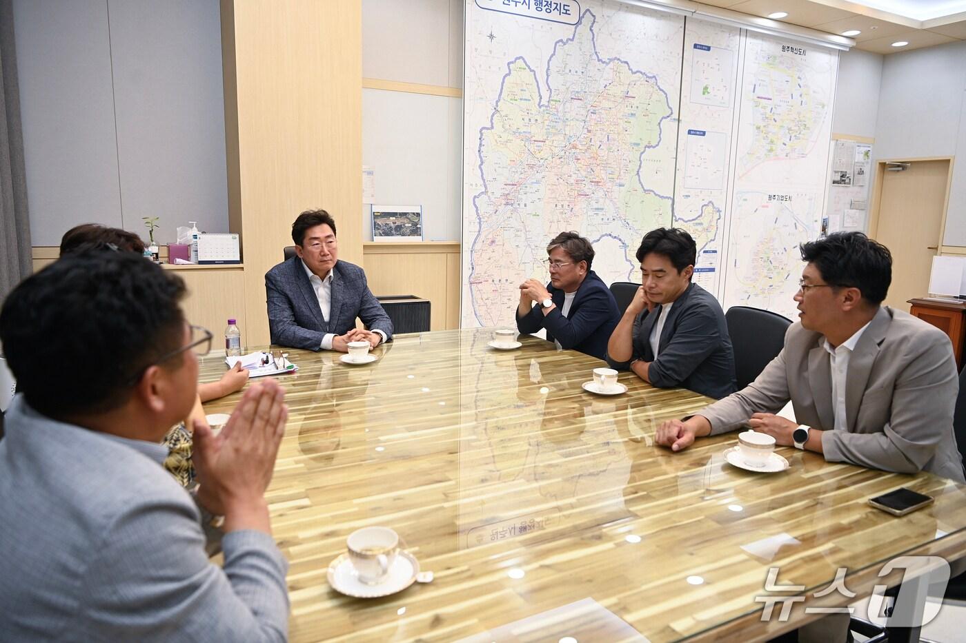 원강수 강원 원주시장이 지난 28일 시청 집무실에서 더불어민주당 원주시의원들과 옛 아카데미극장 철거방해 혐의 등을 받은 24명에 대한 선처 탄원과 관련해 의견을 나누고 있다. &#40;원주시 제공. 재판매 및 DB금지&#41; 2025.7.31/뉴스1