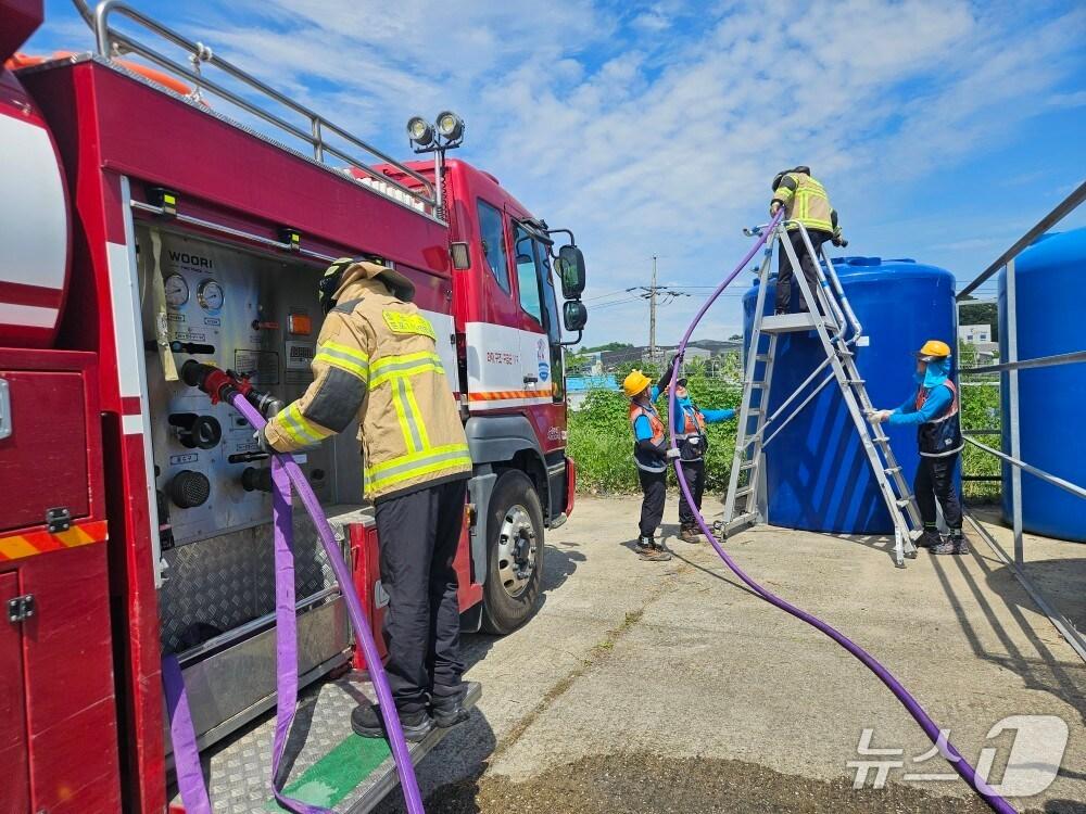 본문 이미지 - 코레일이 31일 오후 충남 아산시 신동1교에서 관할 소방서와 고속선 ‘자동살수장치 급수지원 합동 훈련’을 실시했다.(코레일 제공) /뉴스1
