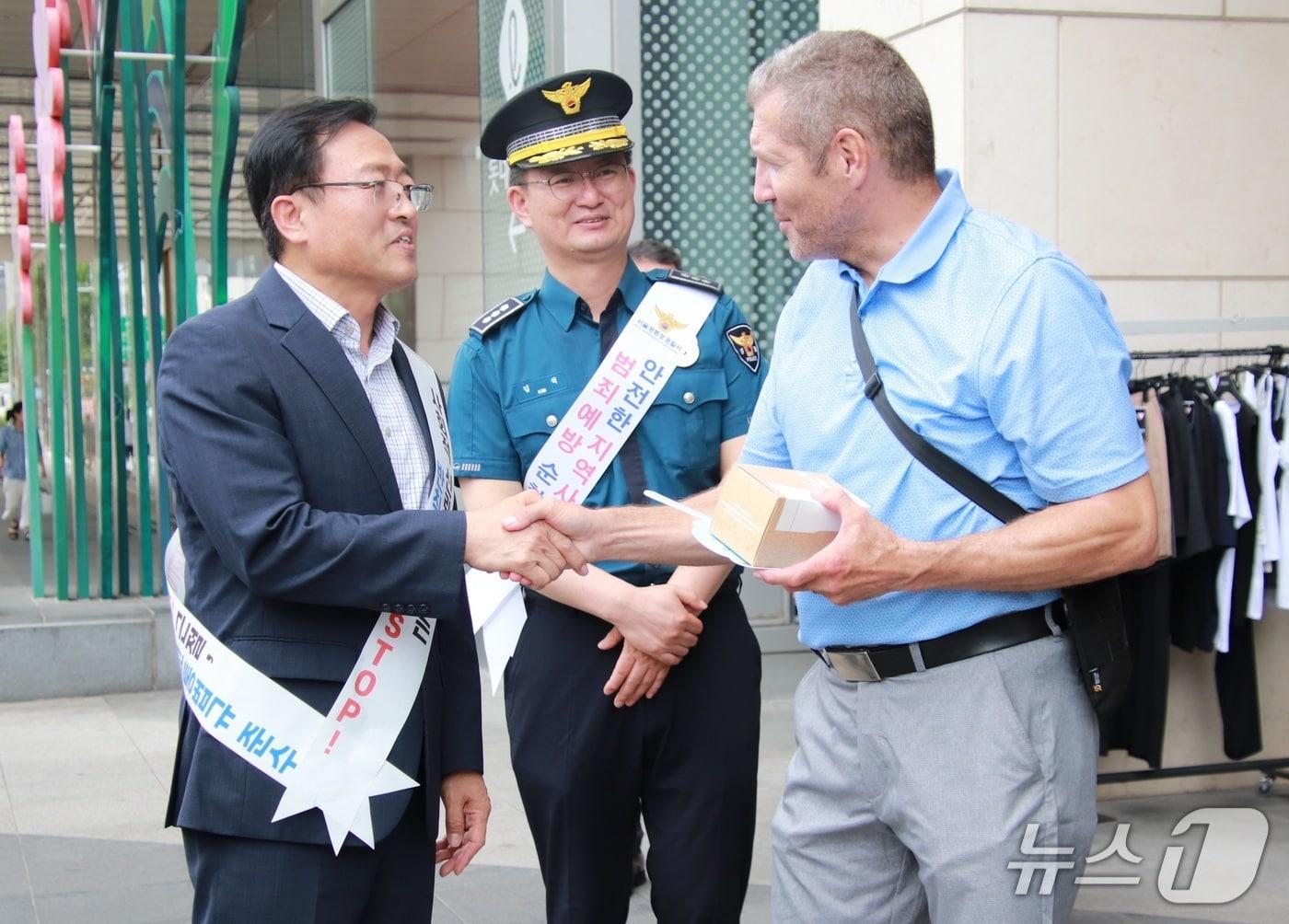 본문 이미지 - 영등포역 광장·백년시장 현장 캠페인 사진.(서울시 제공)