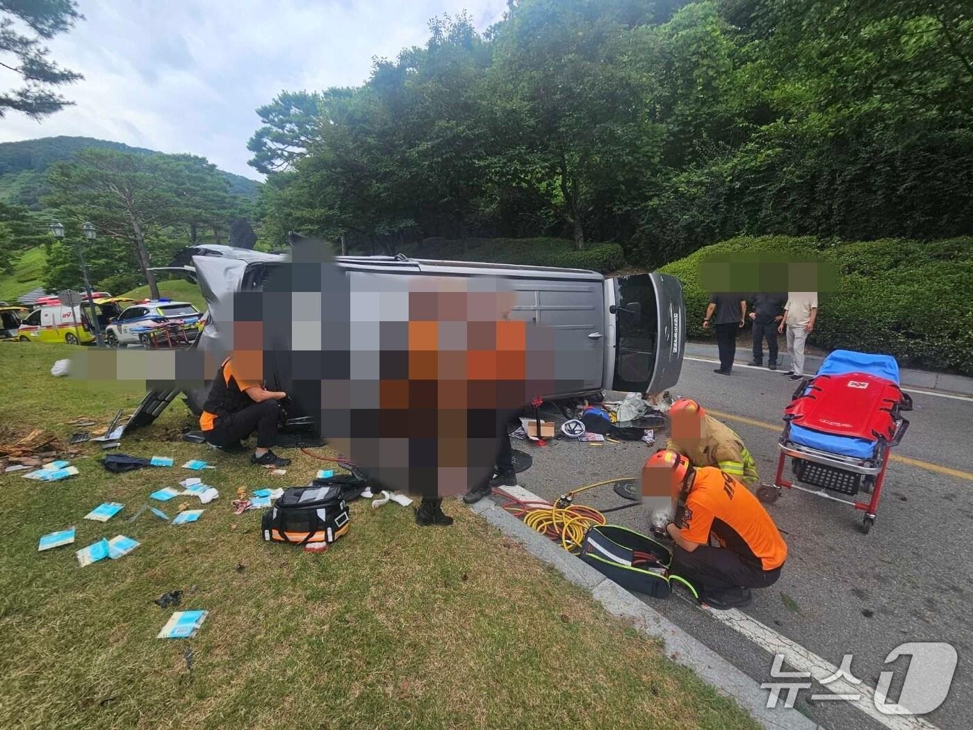 본문 이미지 - 강원 춘천 남산면의 한 도로 교통사고 현장.(춘천소방서 제공, 재판매 및 DB금지)