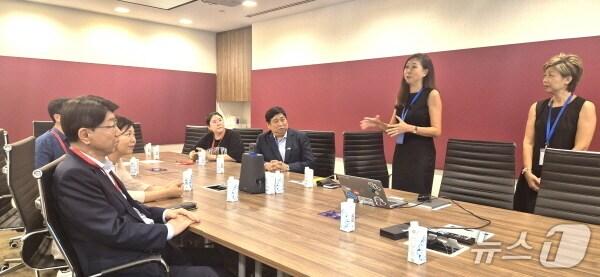 본문 이미지 - 우범기 시장(사진 맨 왼쪽)을 비롯한 방문단이 31일 글로벌 보건·안전 전문기관인 ‘인터내셔널 SOS’를 방문, 대규모 국제행사 유치 시 필수적인 보건·안전 인프라 구축 등에 대해 논의하고 있다.(전주시 제공, 재판매 및 DB 금지)/뉴스1