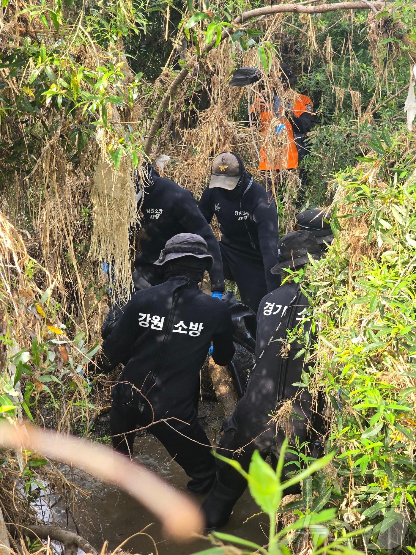본문 이미지 - 31일 경기 가평군 신청평대교 인근에서 폭우로 실종된 것으로 추정되는 신원미상 시신이 발견됐다.(강원도소방재난본부 제공, 재판매 및 DB 금지) 2025.7.31/뉴스1 ⓒ News1 양희문 기자