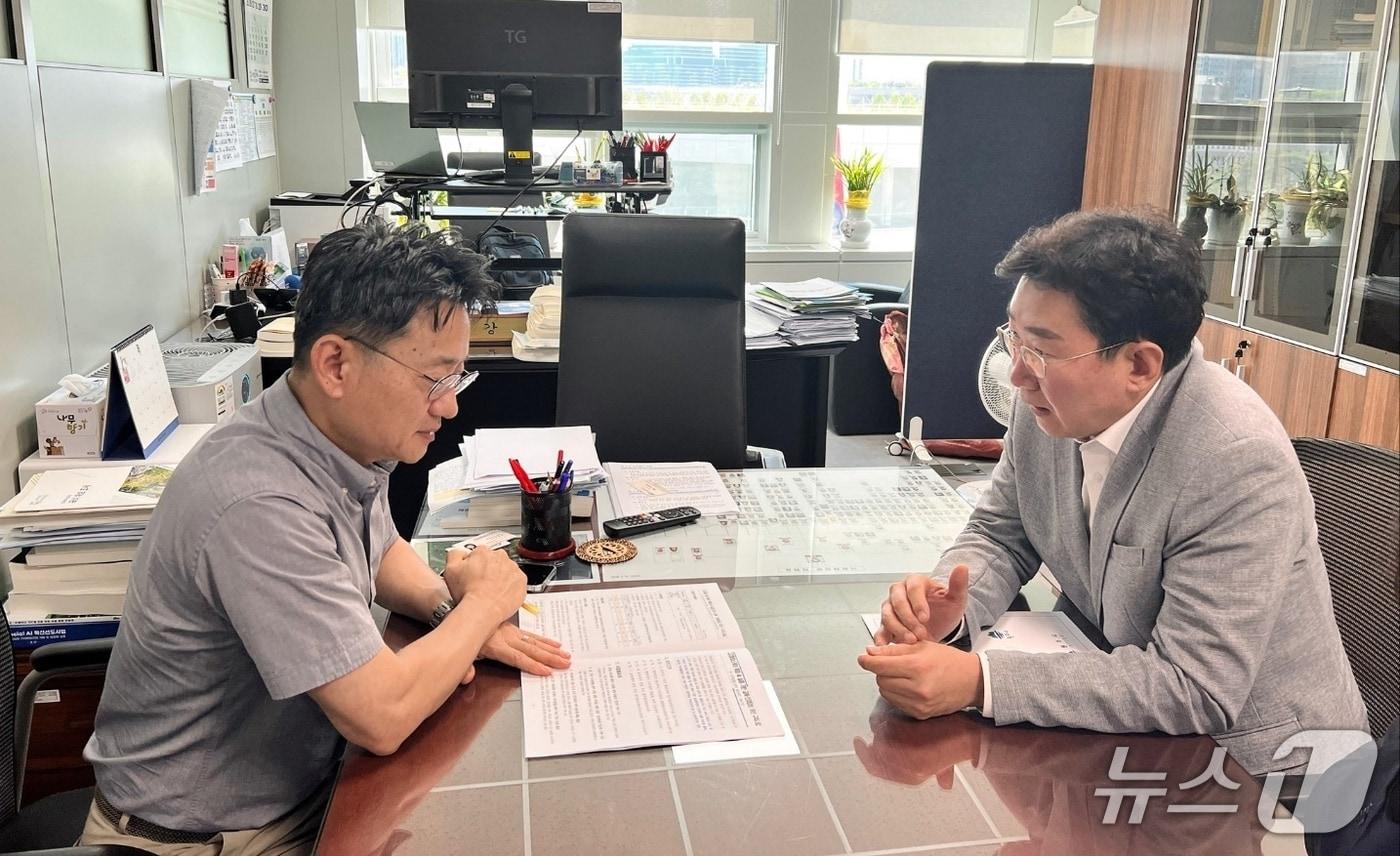 원강수 강원 원주시장이 31일 기획재정부를 찾아 지역 주요 산업에 대한 정부의 협력을 요청했다. (원주시 제공. 재판매 및 DB금지) 2025.7.31/뉴스1