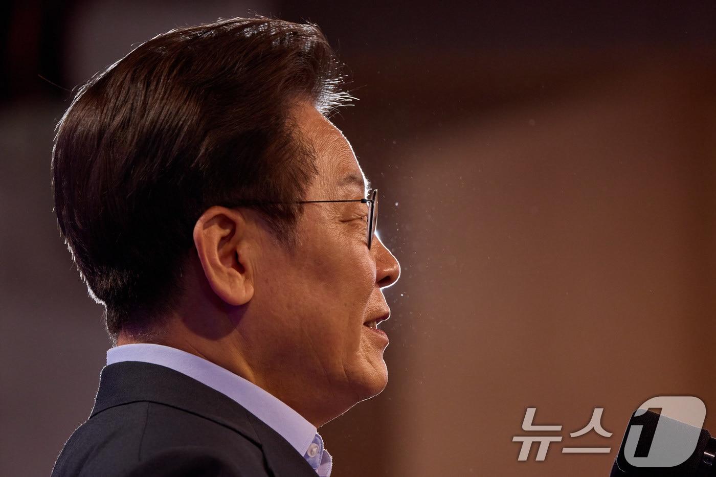 이재명 대통령이 31일 서울 종로구 정부서울청사에서 열린 &#39;국민주권시대 공직자의 길&#39; 고위공직자 워크숍에서 &#39;국민주권 정부 국정운영 방향과 고위공직자 자세&#39; 주제로 특강을 하고 있다. &#40;대통령실 제공. 재판매 및 DB금지&#41; 2025.7.31/뉴스1 ⓒ News1 이재명 기자