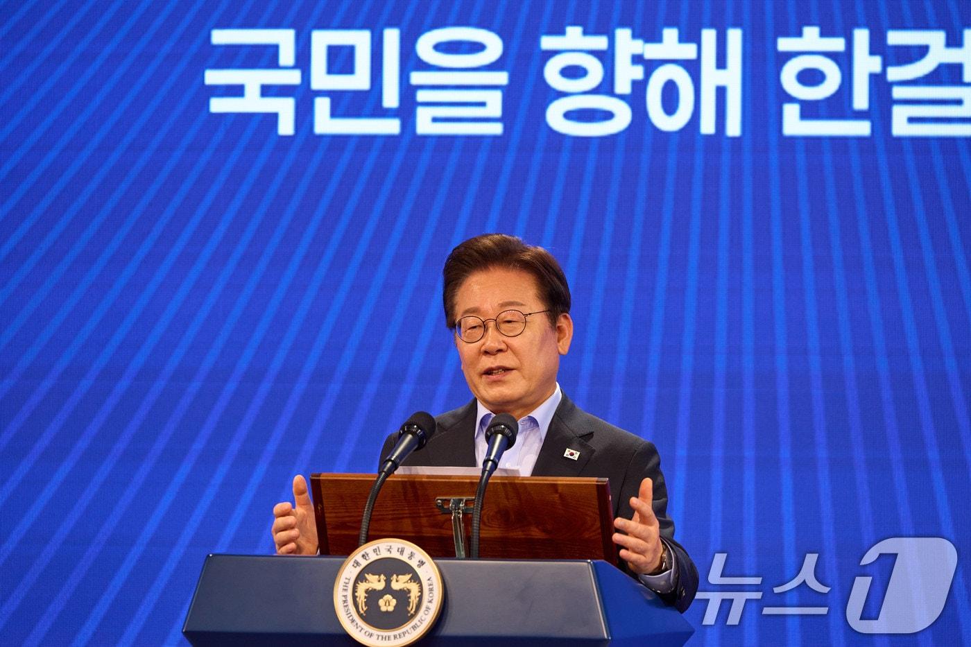 이재명 대통령이 31일 서울 종로구 정부서울청사에서 열린 &#39;국민주권시대 공직자의 길&#39; 고위공직자 워크숍에서 &#39;국민주권 정부 국정운영 방향과 고위공직자 자세&#39; 주제로 특강을 하고 있다. &#40;대통령실 제공. 재판매 및 DB금지&#41; 2025.7.31/뉴스1 ⓒ News1 이재명 기자