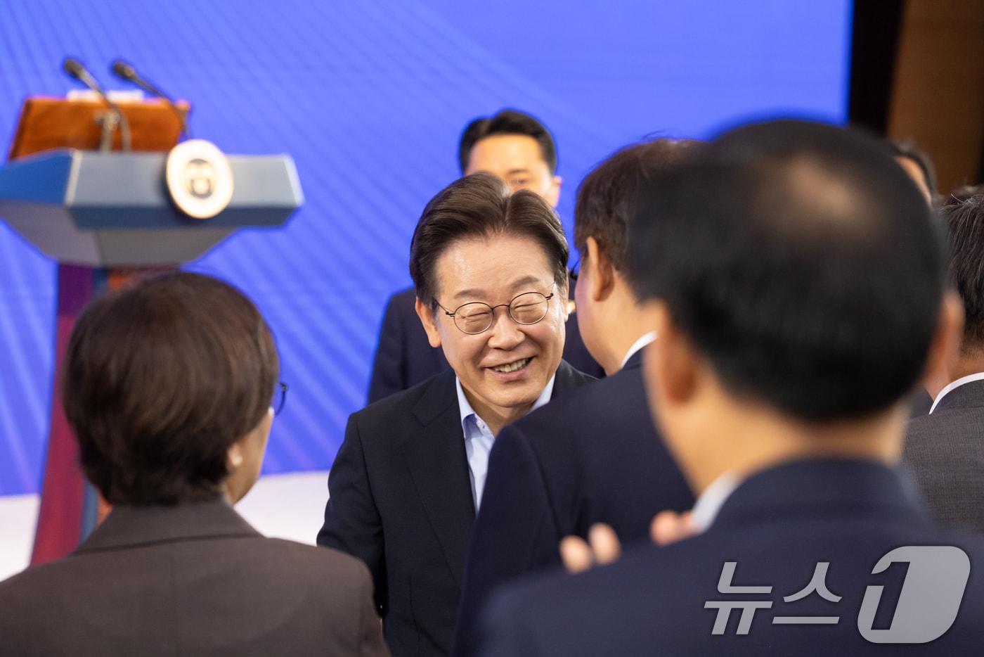 이재명 대통령이 31일 서울 종로구 정부서울청사에서 열린 '국민주권시대 공직자의 길' 고위공직자 워크숍에 참석하며 인사를 나누고 있다. (대통령실 제공. 재판매 및 DB금지) 2025.7.31/뉴스1 ⓒ News1 이재명 기자