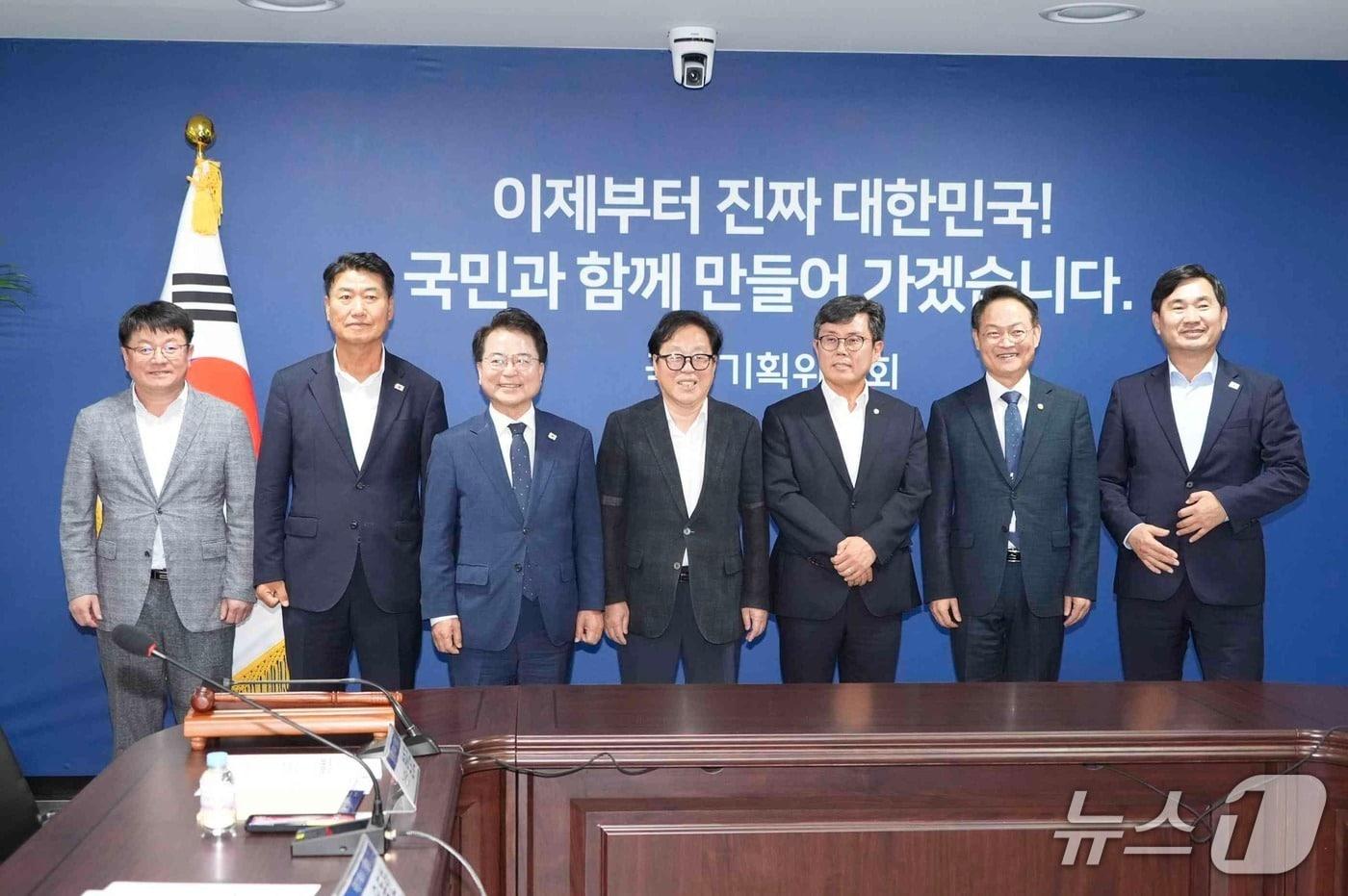 31일 정부서울청사에서 열린 국정기획위원과 시·군간 간담회에 참석한 허영 의원, 육동한 춘천시장, 최상기 인제군수, 함명준 고성군수 등이 기념 촬영을 진행했다.&#40;춘천시 제공, 재판매 및 DB금지&#41;