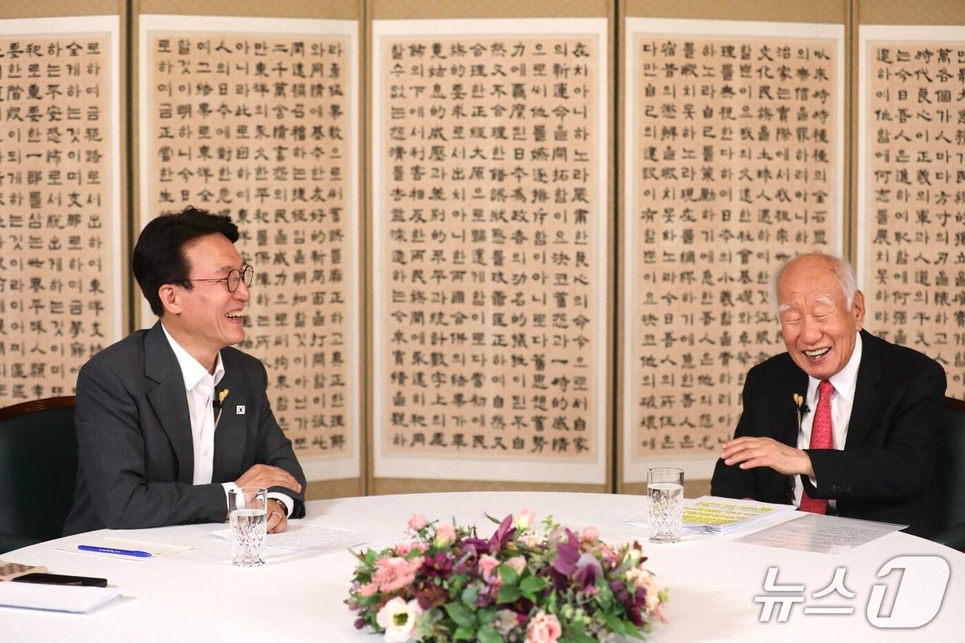 김민석 총리가 31일 서울 국무총리공관에서 열린 '제2차 K-토론나라 :미래대화'에서 신동식 한국해사기술 회장을 만나고 있다. (국무조정실 자료 제공)