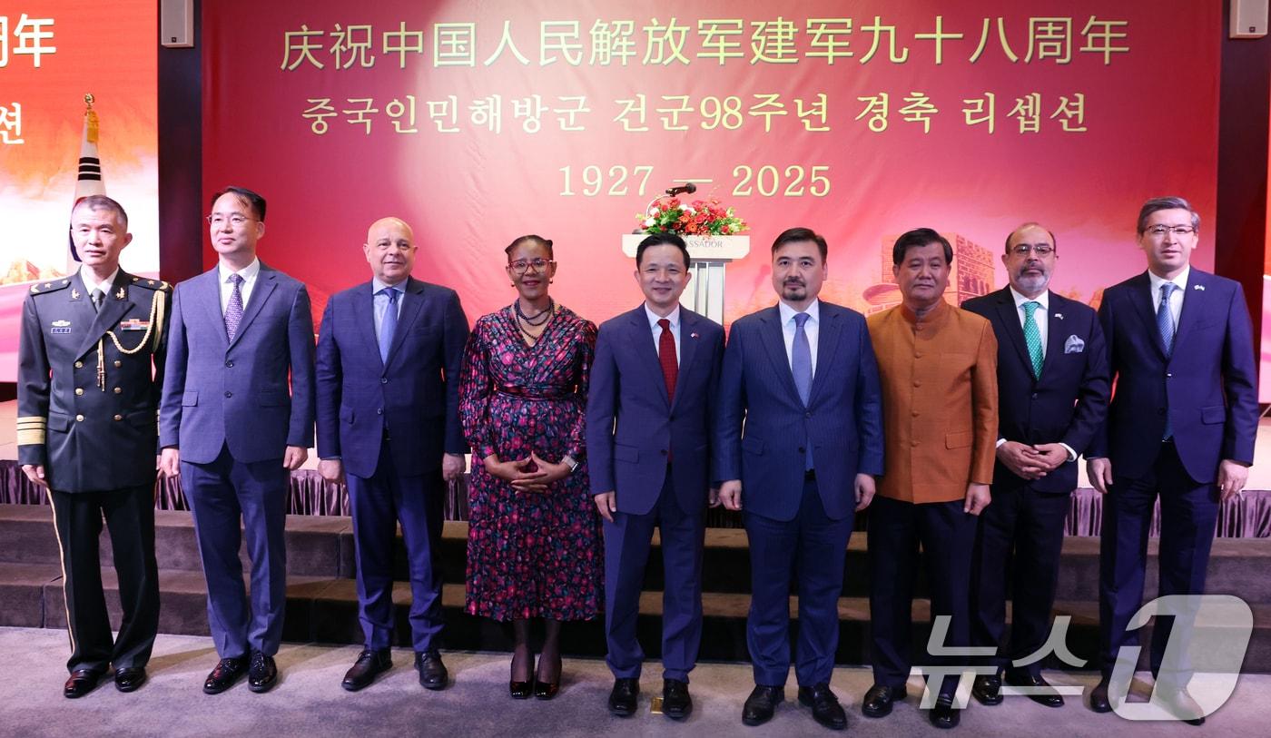 31일 서울 중구 앰배서더 서울 풀만 호텔에서 열린 중국인민해방군 건군 98주년 기념 리셉션에서 다이 빙 주한중국 대사, 왕징궈 주한 중국 국방무관 등이 기념촬영을 하고 있다. 2025.7.31/뉴스1 ⓒ News1 김명섭 기자