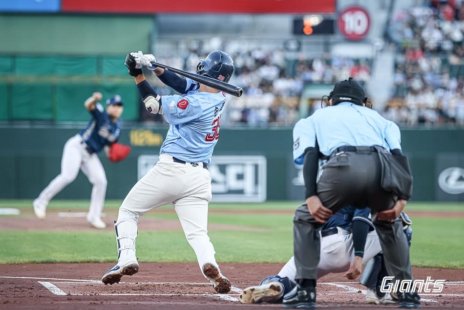 본문 이미지 - 롯데 자이언츠 손호영이 31일 열린 KBO리그 부산 NC 다이노스전에서 3회말 만루 홈런을 터뜨렸다. (롯데 자이언츠 제공)