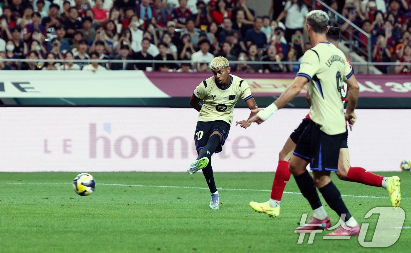 31일 서울 마포구 상암동 서울월드컵경기장에서 열린 ‘2025 FC바르셀로나 아시아투어’ FC서울과 FC바르셀로나의 경기, FC바르셀로나 라민 야말이 슛하고 있다. 2025.7.31/뉴스1 ⓒ News1 이승배 기자