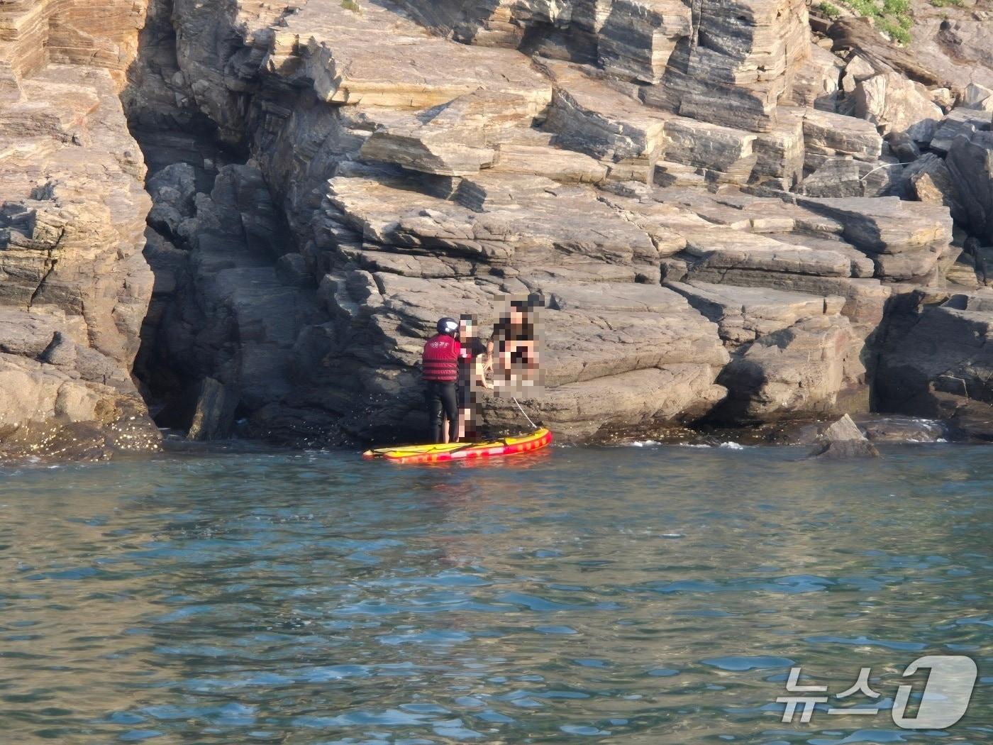 본문 이미지 - 31일 태안 민어도갯바위에 고립된 20대 남성 2명을 해경이 동력구조보드를 이용해 구조하고 있다. (태안해경 제공, 재판매 및 DB금지) / 뉴스1