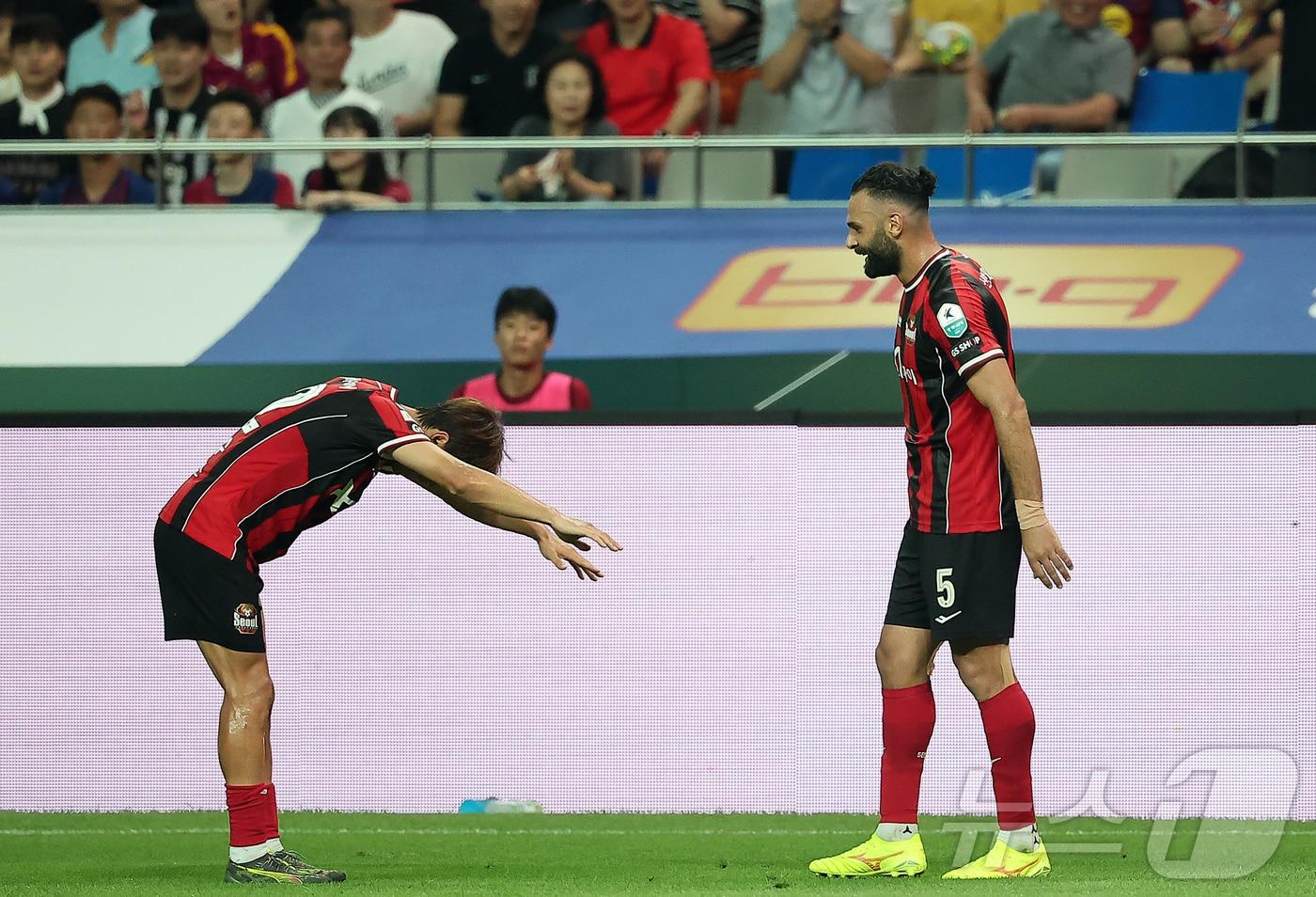 본문 이미지 - FC서울의 야잔(오른쪽)이 재계약을 맺었다.2025.7.31 ⓒ 뉴스1 김진환 기자