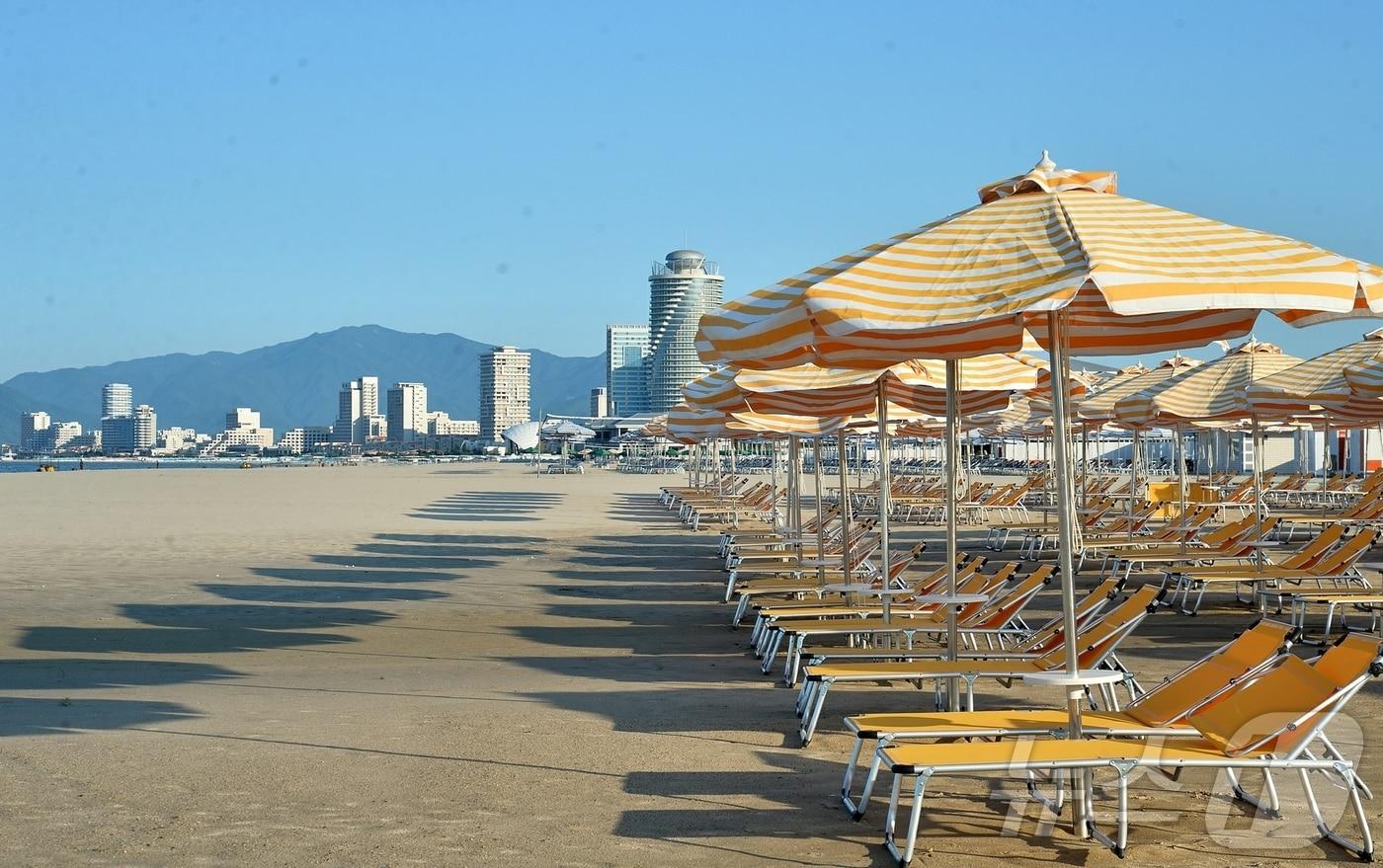 &#40;평양 노동신문=뉴스1&#41; = 북한 노동당 기관지 노동신문은 4일 &#34;동해의 명승 명사십리에 우리 식의 해안관광도시, 인민의 문화 휴양지가 웅장하고 화려하게 솟아났다&#34;며 연일 원산 갈마해안관광지구를 홍보했다. [국내에서만 사용가능. 재배포 금지. DB 금지. For Use Only in the Republic of Korea. Redistribution Prohibited] rodongphoto@news1.kr