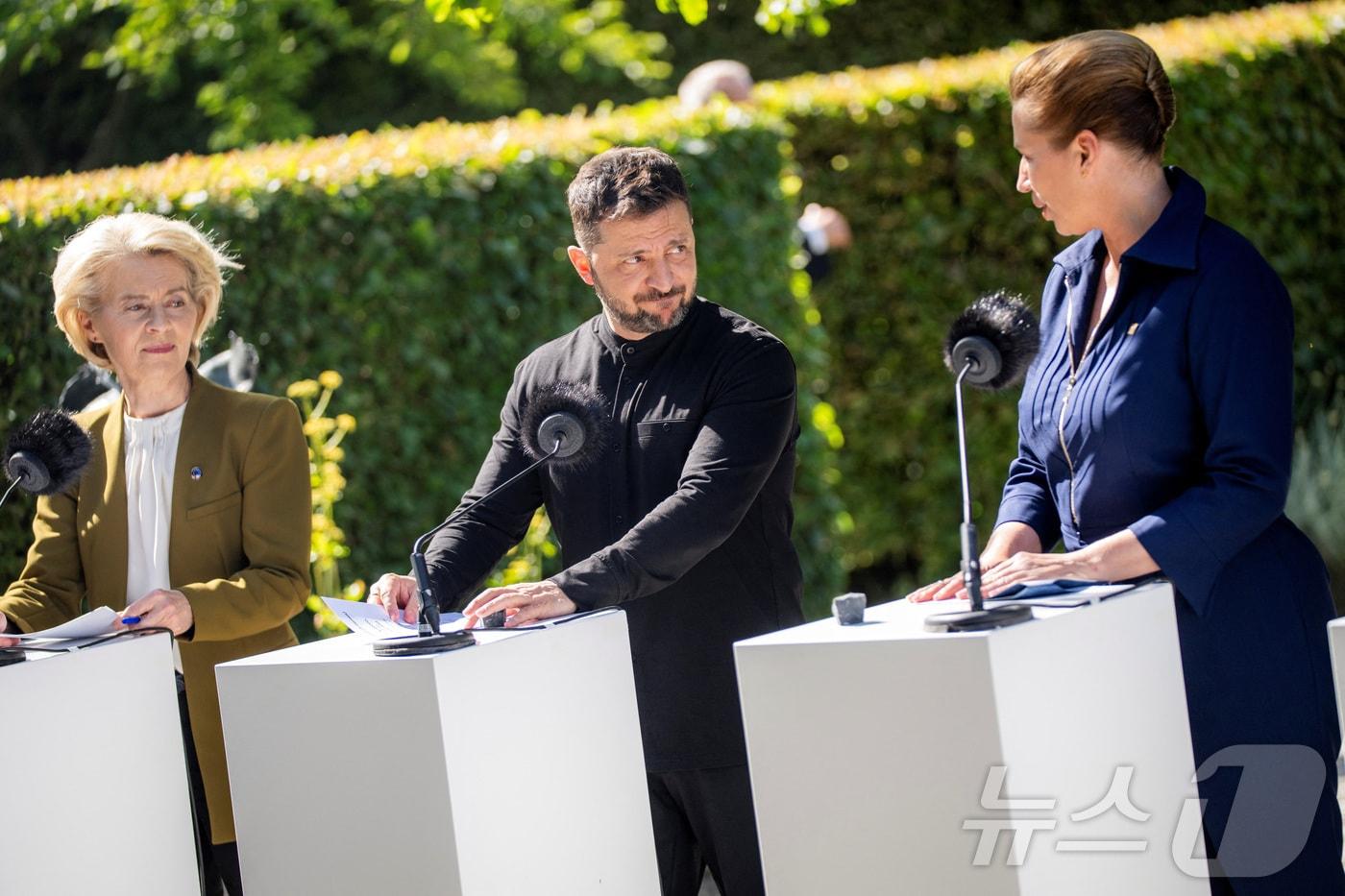 3일&#40;현지시간&#41; 덴마크 오르후스에서 &#40;왼쪽부터&#41; 우르줄라 폰데어라이엔 유럽연합&#40;EU&#41; 집행위원장, 볼로디미르 젤렌스키 우크라이나 대통령, 메테 프레데릭센 덴마크 총리가 기자회견을 하고 있다. 2025.07.03 ⓒ 로이터=뉴스1 ⓒ News1 김지완 기자