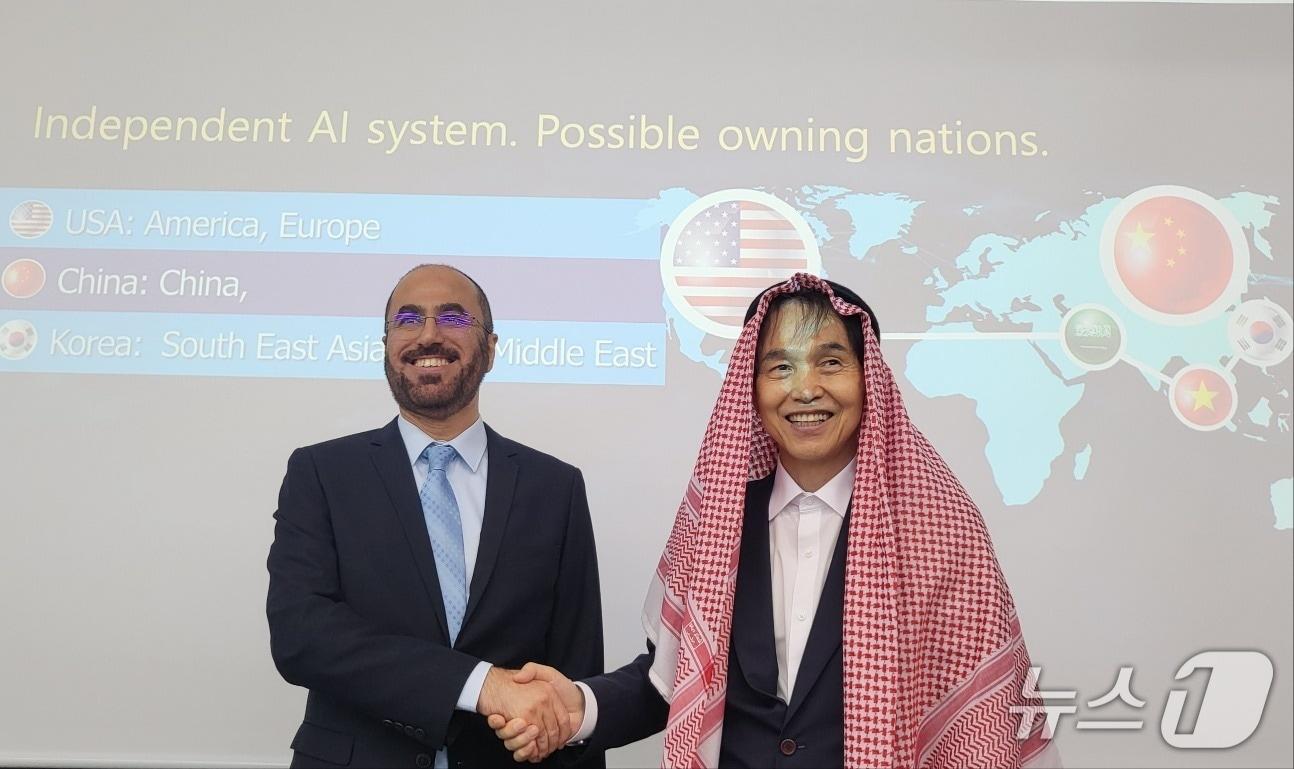 본문 이미지 - 이광형 KAIST 총장(오른쪽)과 압둘라 알살만 킹사우드대 총장(KAIST 제공) /뉴스1