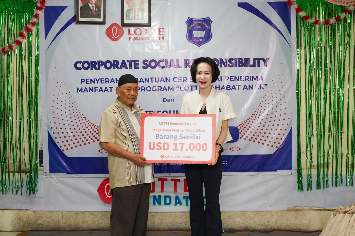 롯데장학재단 장혜선 이사장이 지난 3일(목) 인도네시아 자카르타 지역에 위치한 SD Triwibawa 초등학교에서 열린 ‘신격호 롯데 인도네시아 초등학교 물품 전달식’에 참석해 현지 초등학생 및 관계자들을 만났다. (롯데장학재단 제공). 