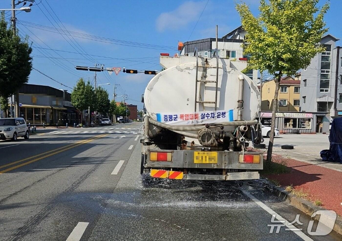 충북 증평군이 도심 열섬현상 완화를 위해 지난해 운영한 살수차 운행 모습.(증평군 제공, 재판매 및 DB금지)/뉴스1