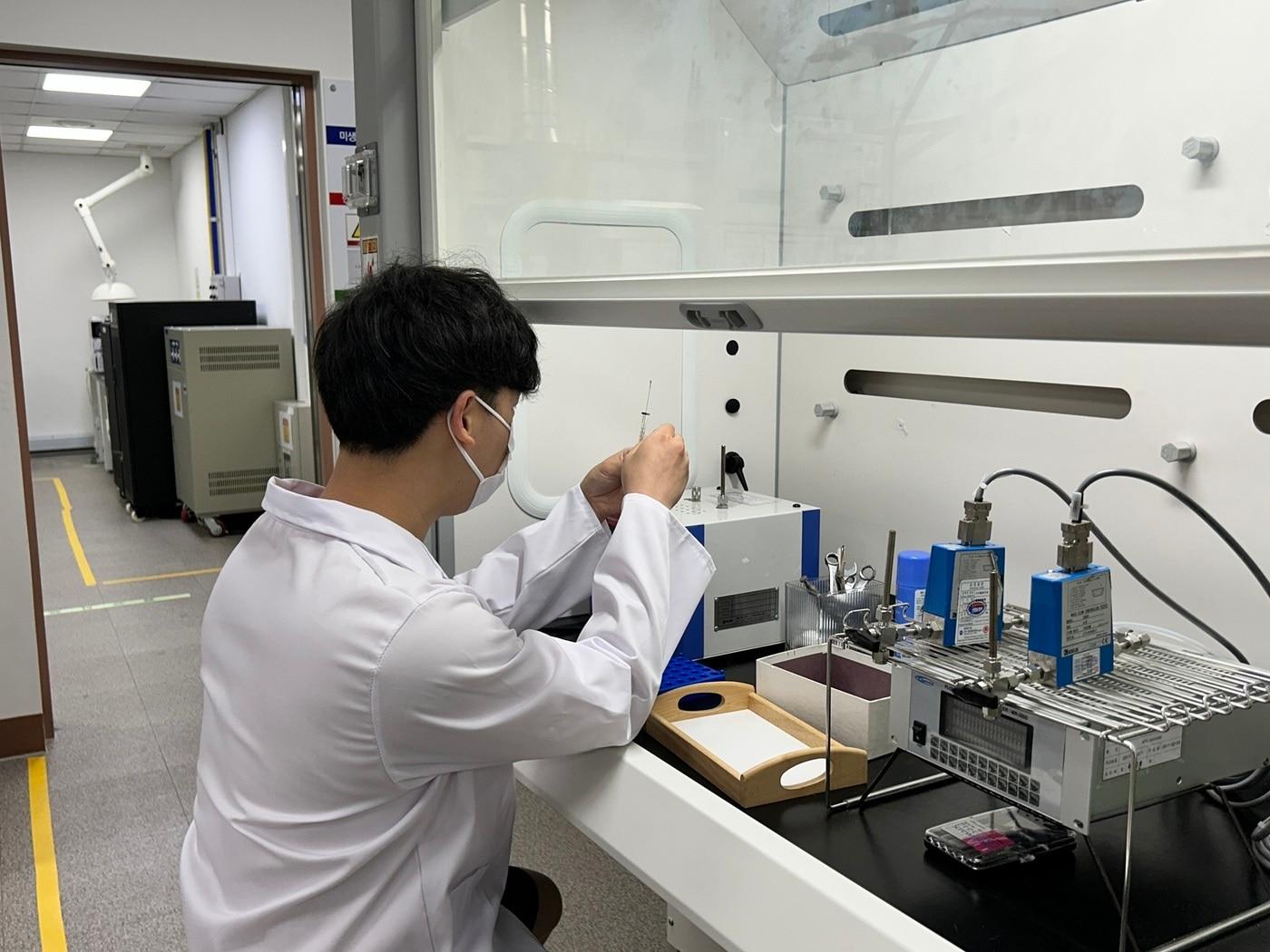 본문 이미지 - LH품질시험인정센터에서 실무자가 분석을 진행하고 있다.(LH 제공)