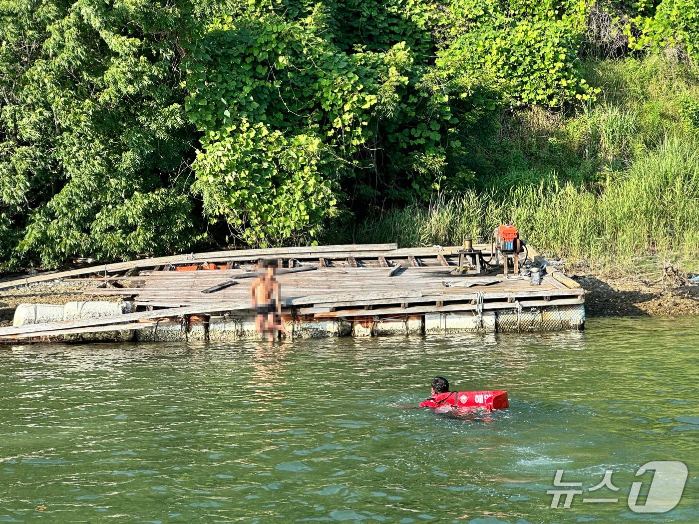본문 이미지 - 3일 해경 구조대원이 이도에 고립된 중학생을 구조하는 모습. (통영해경 제공. 재판매 및 DB금지)