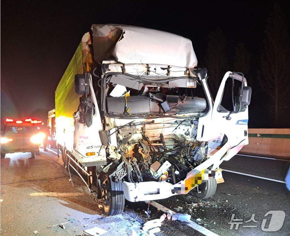 본문 이미지 - 3일 오후 10시 11분쯤 경북 안동시 일직면 용각리 중앙고속도로 부산 방향 176㎞ 지점에서 주행 중인 25톤 화물차 후미를 4.5톤 화물차가 추돌했다.(경북소방본부 제공)2025.7.4/뉴스1