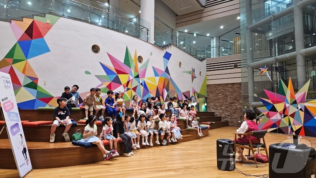 본문 이미지 - 경북도는 4일 도청 동락관에서 감성 뮤지션들과 함께하는 ‘센치한 여름밤의 플레이리스트’ 썸머 콘서트를 개최했다고 밝혔다. ⓒ News1 김대벽기자