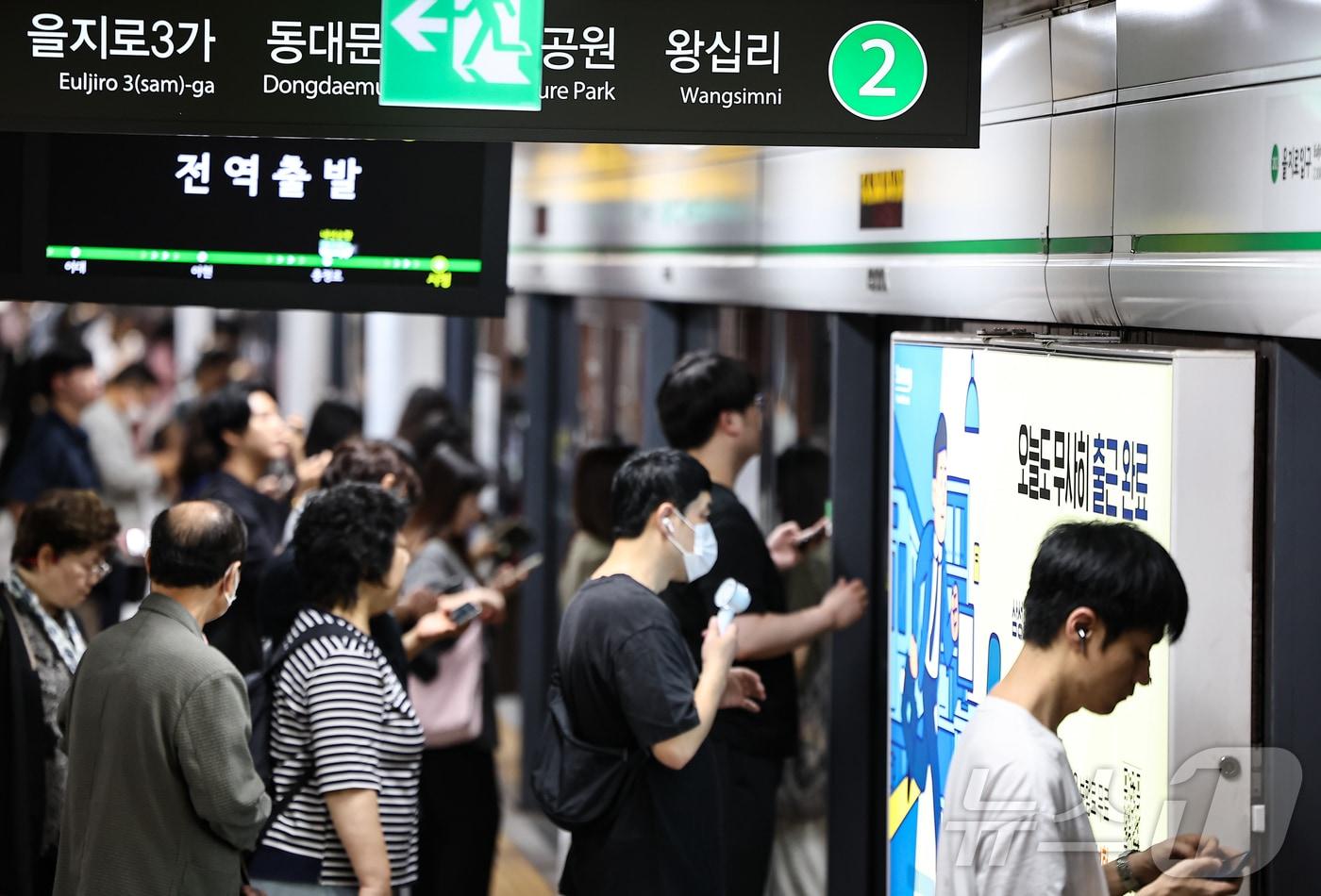 본문 이미지 - 서울 지하철 2호선 시청역에서 시민들이 지하철을 기다리고 있다. 2025.7.4 ⓒ 뉴스1 김도우 기자