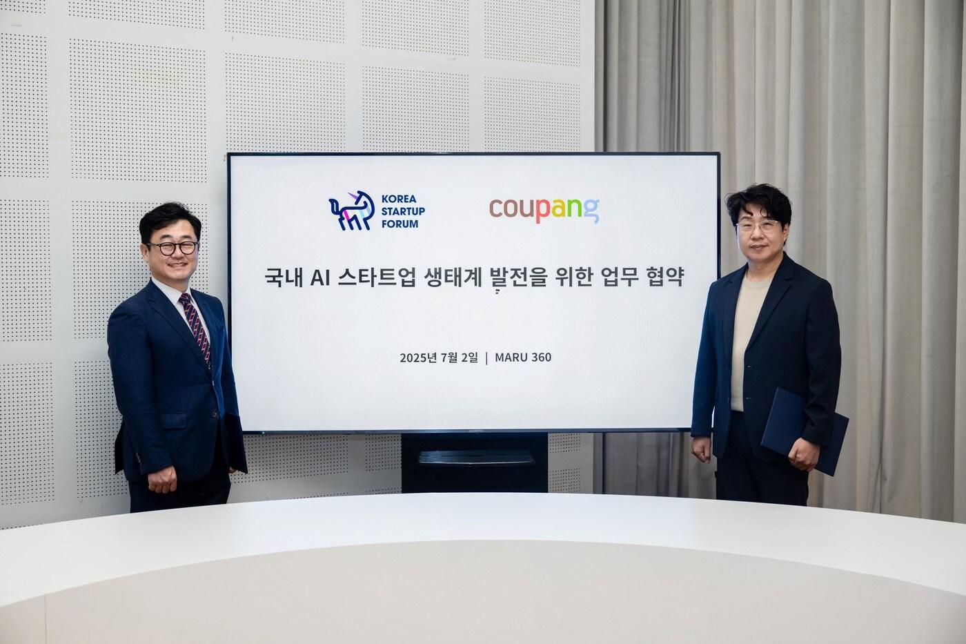 전경수 쿠팡 전무(오른쪽)와 구태언 코리아스타트업포럼 부의장이 업무협약 기념 사진촬영을 하고 있다(쿠팡 제공).