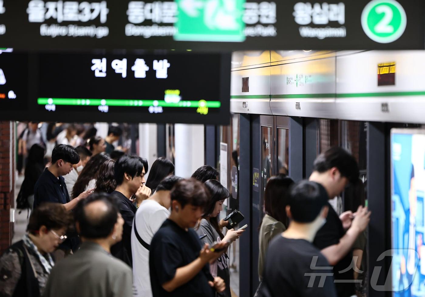 서울 지하철 2호선 서울대입구역 승강장 모습. /뉴스1 ⓒ News1 김도우 기자