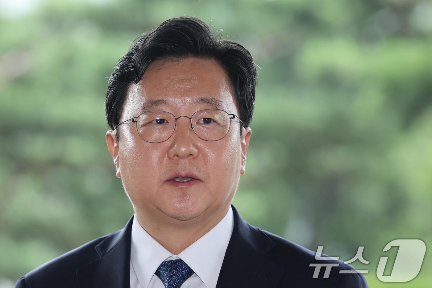 정진우 신임 서울중앙지검장이 4일 오전 서울 서초구 서울중앙지검으로 출근하며 취재진의 질의에 답변하고 있다. 2025.7.4/뉴스1 ⓒ News1 신웅수 기자