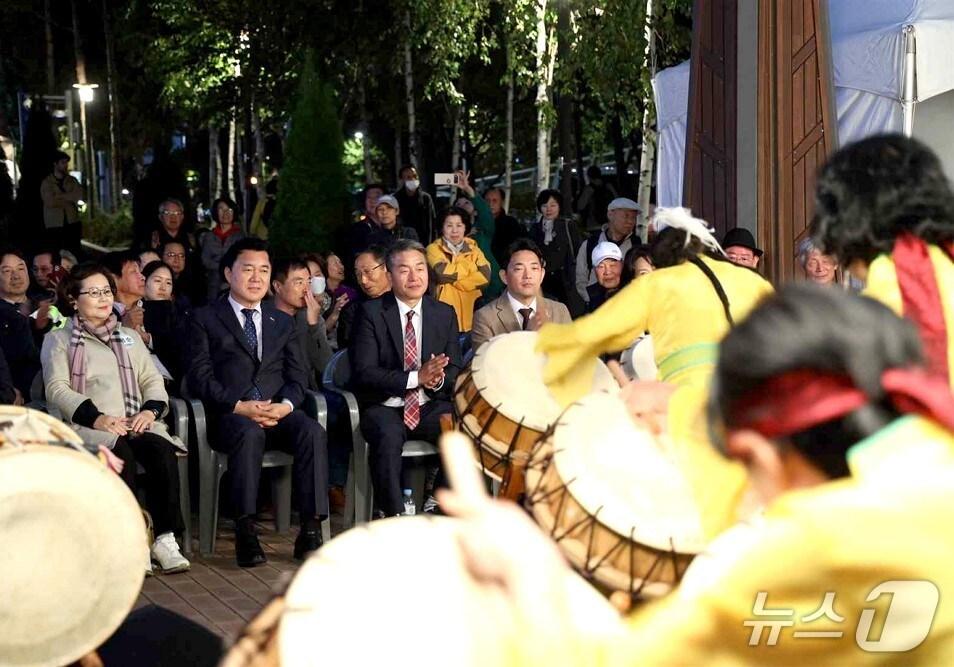 본문 이미지 - 지난해 개최된 남현예술길 야행에서 공연을 관람하는 박준희 관악구청장&#40;왼쪽 두번째&#41;.&#40;관악구 제공&#41;