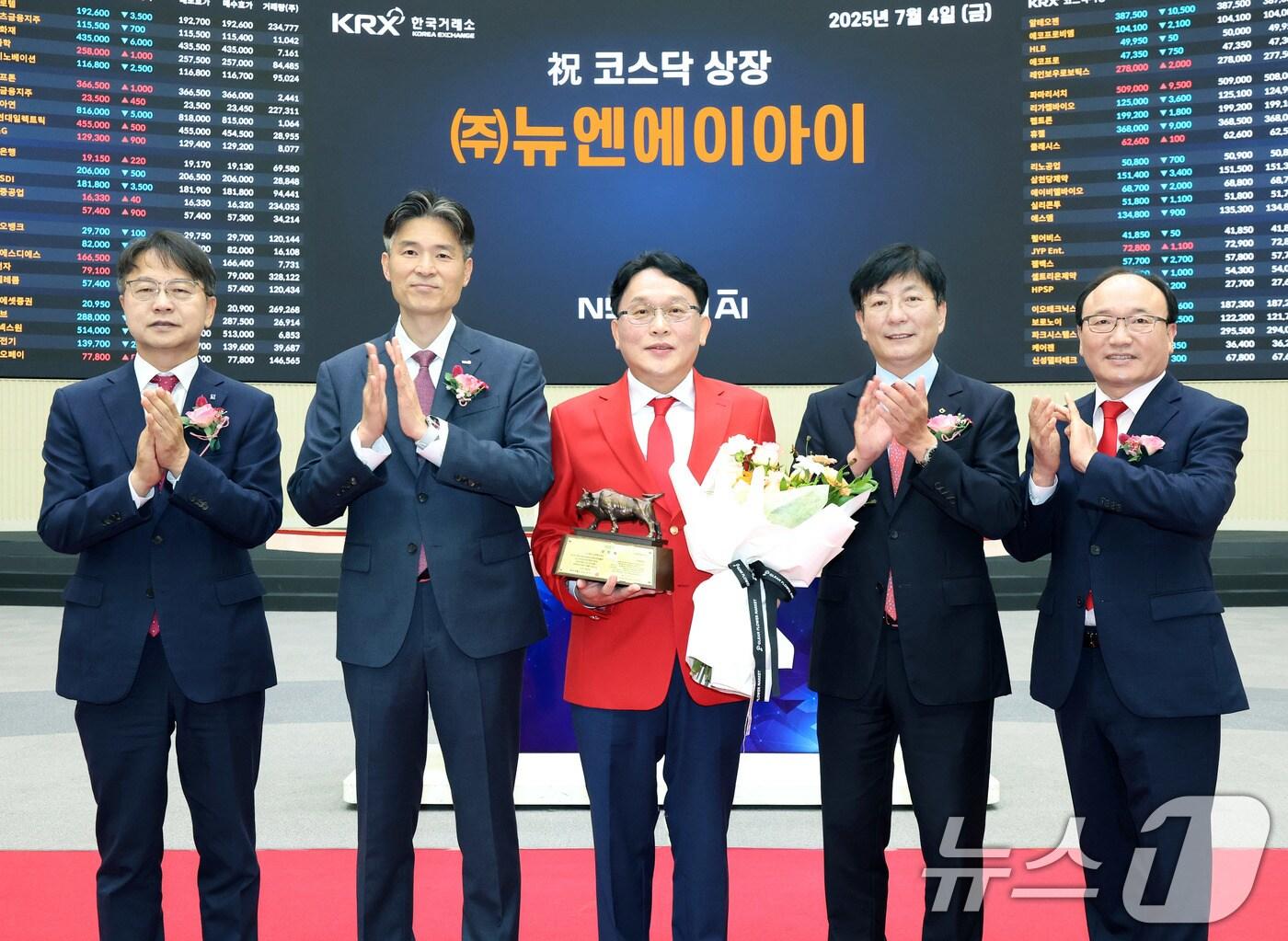본문 이미지 - 서울 영등포구 한국거래소에서 열린 '뉴엔에이아이' 코스닥시장 상장 기념식에서 김대영 한국IR협의회 부회장(왼쪽부터), 민경욱 한국거래소 코스닥시장본부장, 배성환 뉴엔에이아이 대표이사, 이성 NH투자증권 IB사업부 총괄대표, 강왕락 코스닥협회 부회장이 기념 촬영을 하고 있다. (한국거래소 제공. 재판매 및 DB 금지) 2025.7.4/뉴스1