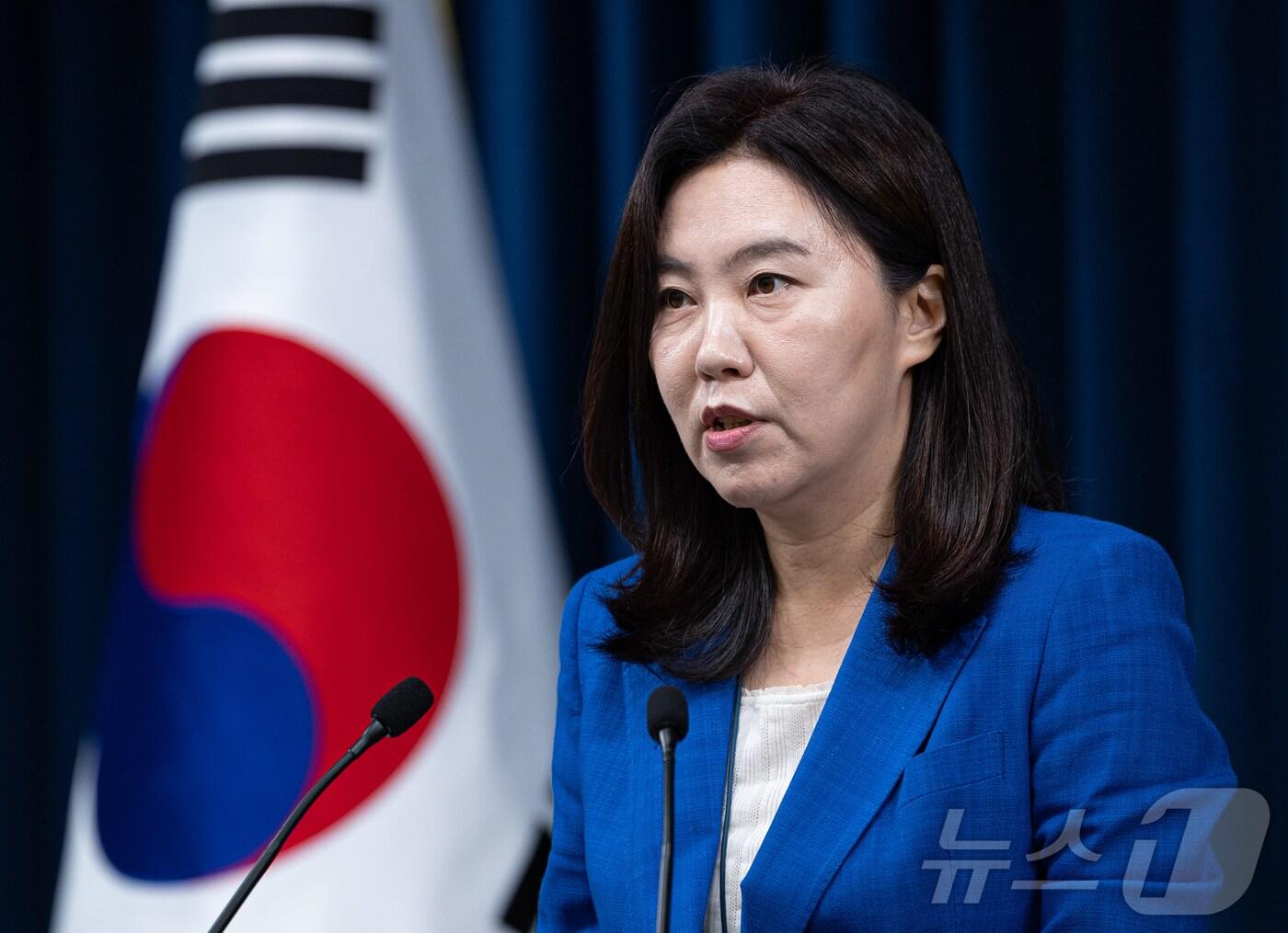본문 이미지 - 강유정 대통령실 대변인이 4일 서울 용산구 대통령실 청사에서 부산 화재 사망사고 관련 브리핑을 하고 있다. 2025.7.4/뉴스1 ⓒ News1 이재명 기자