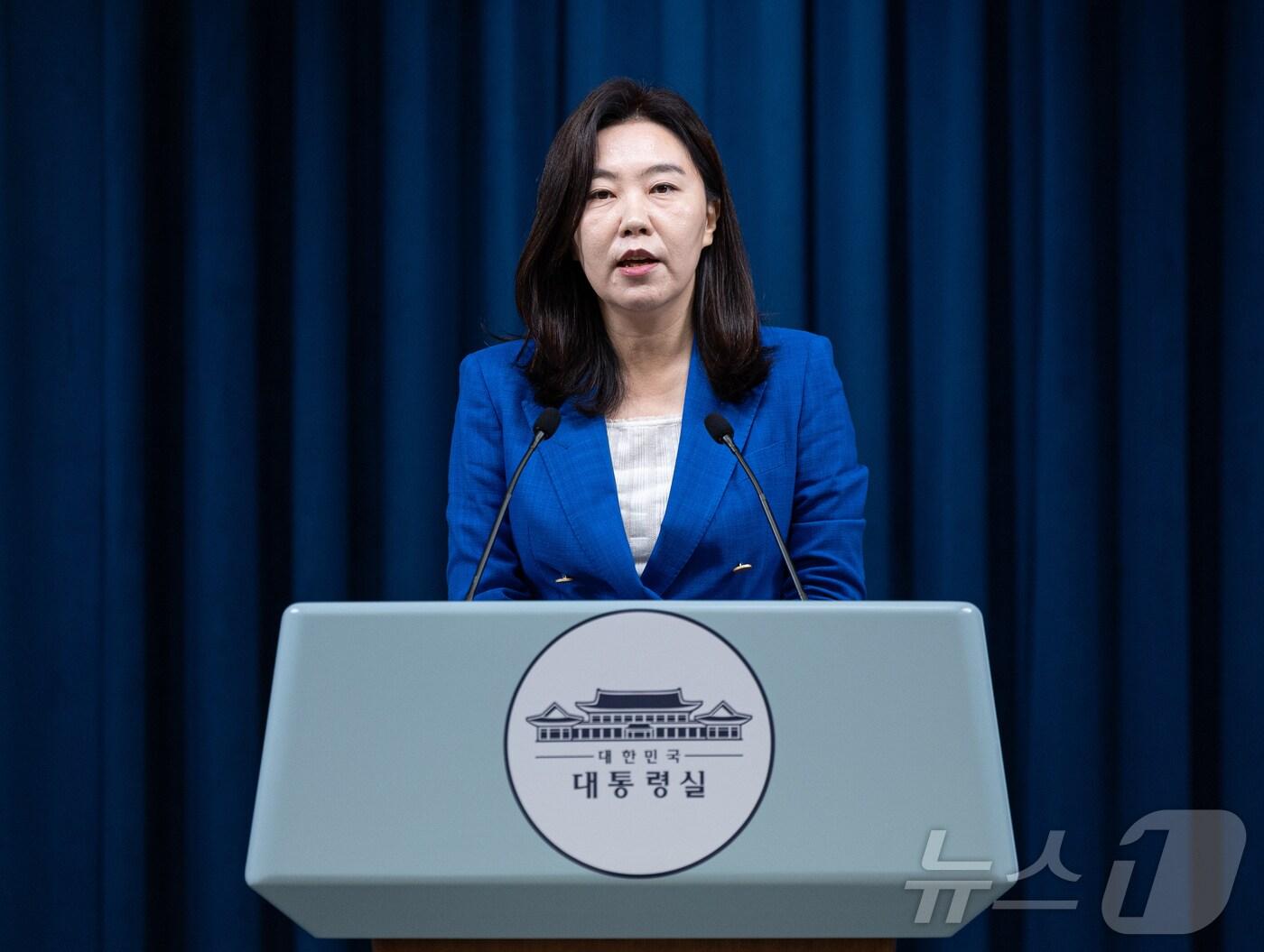 본문 이미지 - 강유정 대통령실 대변인이 4일 서울 용산구 대통령실 청사에서 부산 화재 사망사고 관련 브리핑을 하고 있다. 2025.7.4/뉴스1 ⓒ News1 이재명 기자