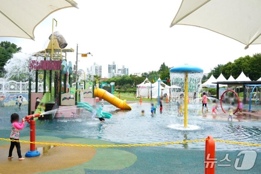본문 이미지 - 경기 군포시 물놀이터. (군포시 제공. 재판매 및 DB 금지) 2025.7.4/뉴스1