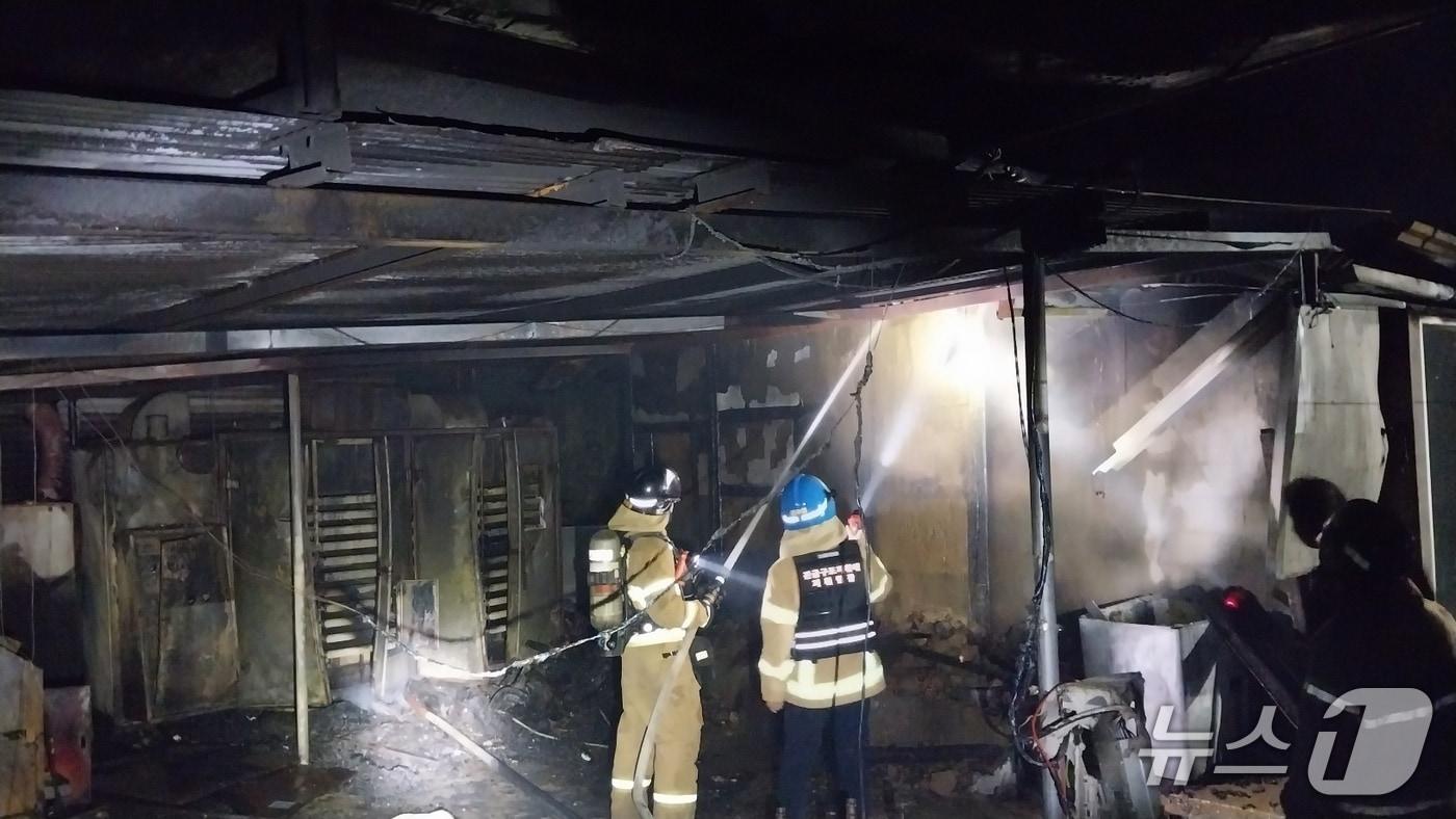 4일 오전 1시 29분쯤 경북 청송군 안덕면 한 단독주택에서 원인을 알 수 없는 불이나 소방당국이 진화하고 있다(경북소방본부 제공. 재판매 및 DB 금지)2025.7.4/뉴스1