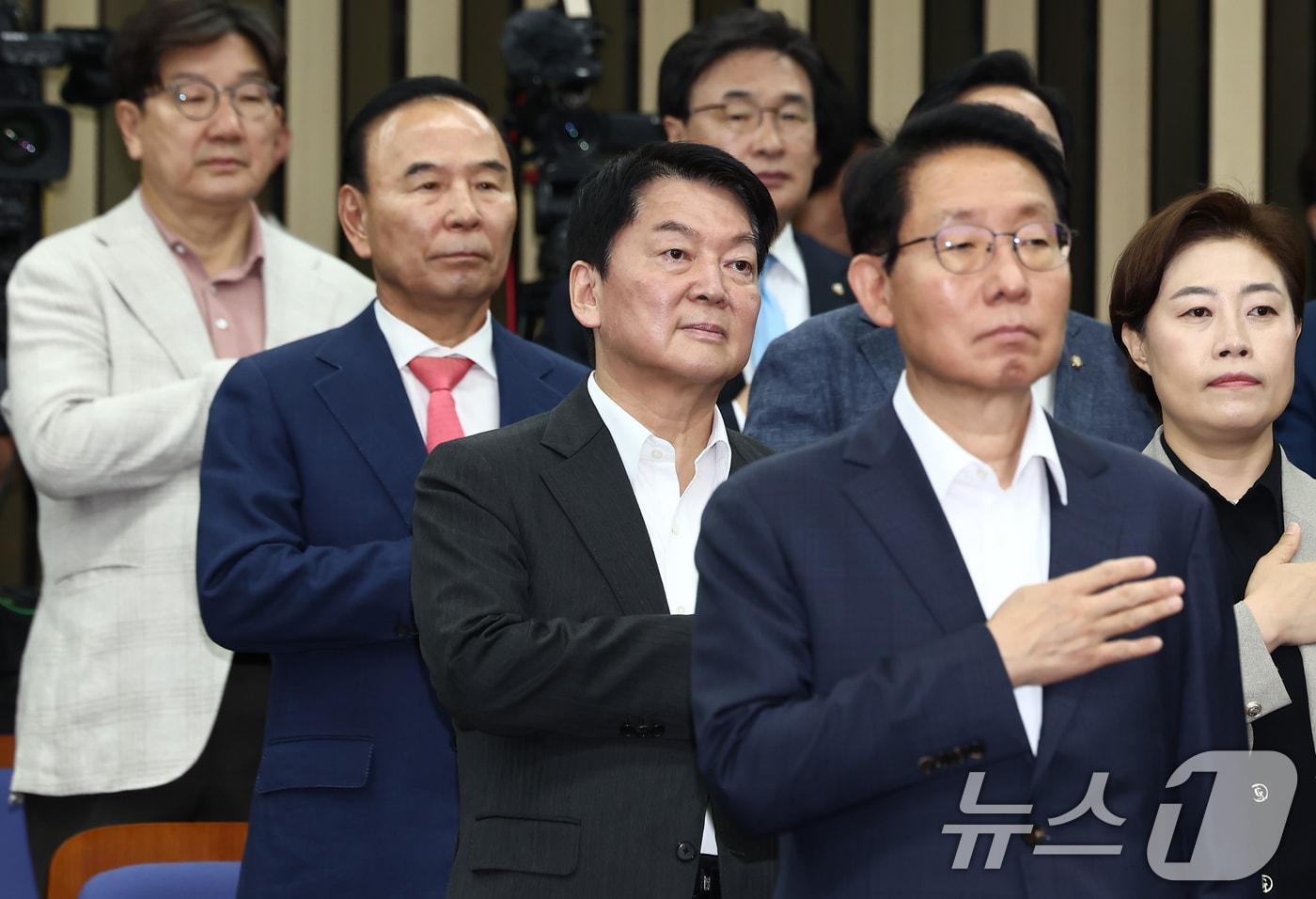 안철수 국민의힘 혁신위원장을 비롯한 의원들이 지난 4일 오전 서울 여의도 국회에서 열린 긴급 의원총회에서 국민의례를 하고 있다. 2025.7.4/뉴스1 ⓒ News1 김민지 기자