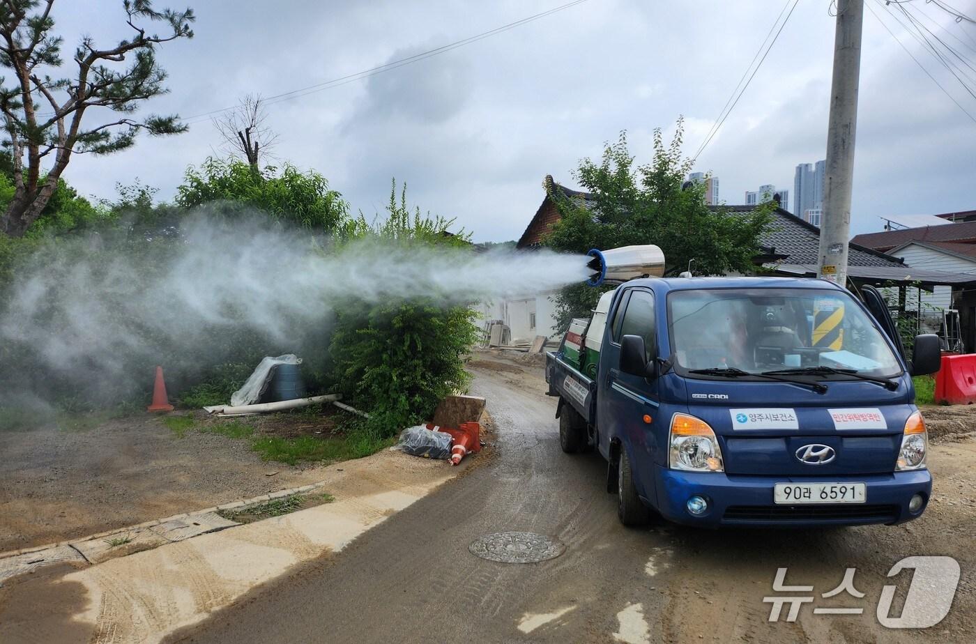 경기 양주시가 붉은등우단털파리&#40;일명 러브버그&#41; 퇴치를 위한 합동 방역에 나선 모습.