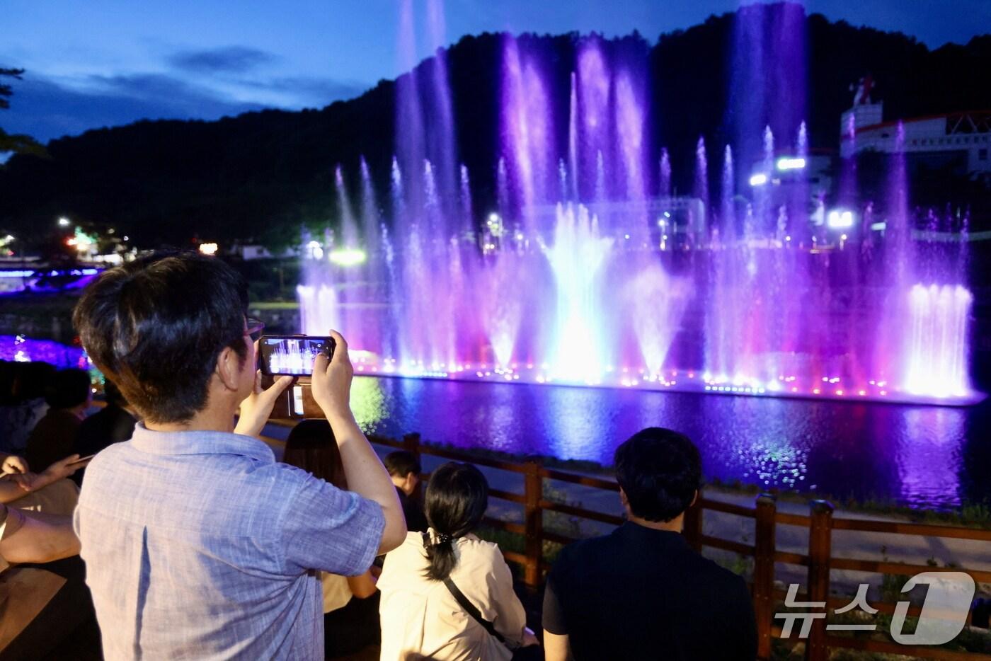보은군 관계자가 괴산군 동진천변에 조성한 자연울림 음악분수 일원을 견학하고 있다. &#40;보은군 제공, 재판매 및 DB금지&#41; /뉴스1