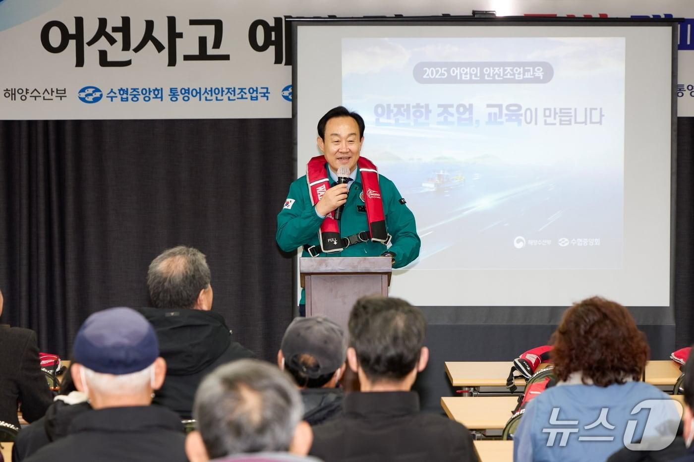천영기 통영시장이 어업인들을 상대로 구명조끼 착용 홍보를 하고 있다.(통영시 제공. 재판매 및 DB금지)