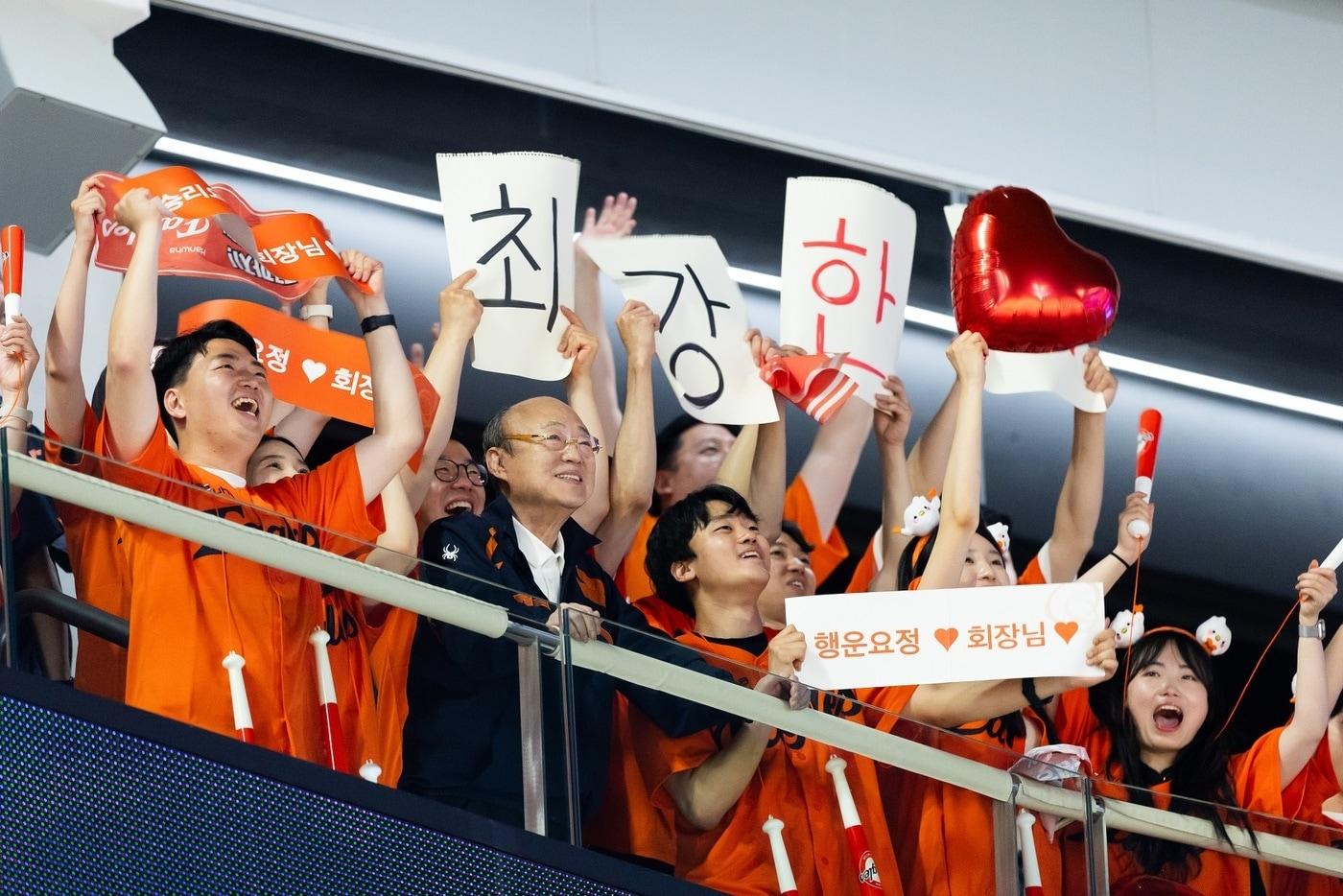 3일 대전 한화생명 볼파크를 방문한 김승연 한화그룹 회장과 임직원. &#40;한화그룹 제공&#41;