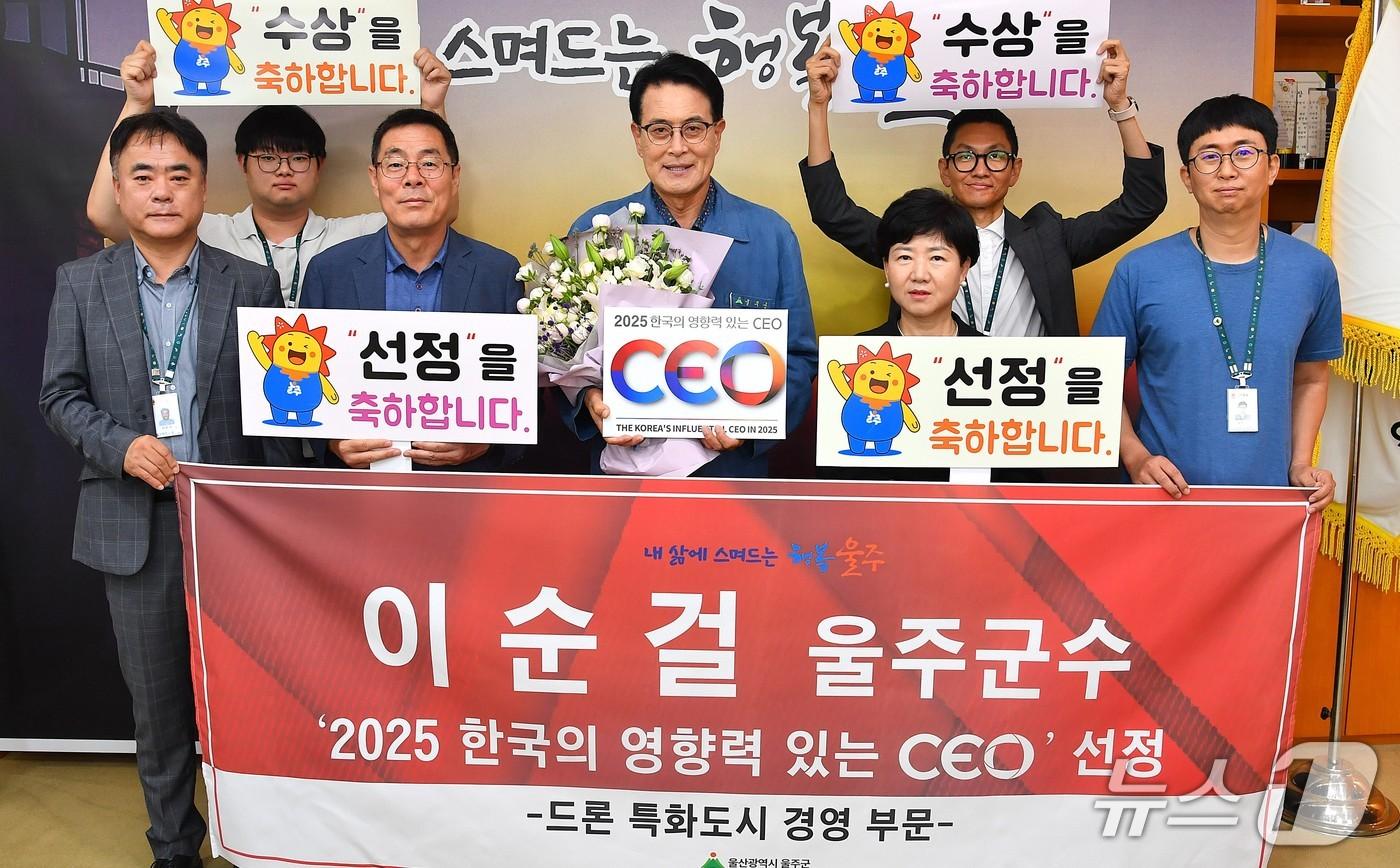 이순걸 울주군수가 4일 울주군청에서 ‘2025 한국의 영향력 있는 CEO’ 선정 기념 꽃다발을 전달 받고 있다. (울주군 제공. 재판매 및 DB 금지) /뉴스1