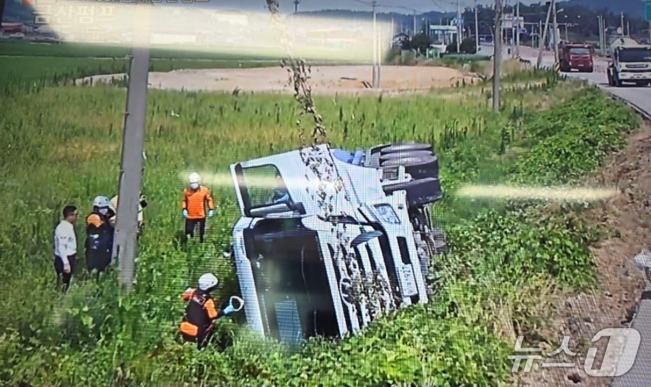 본문 이미지 - 김제 탱크로리 전복 사고 현장.(독자제공. 재판매 및 DB금지)