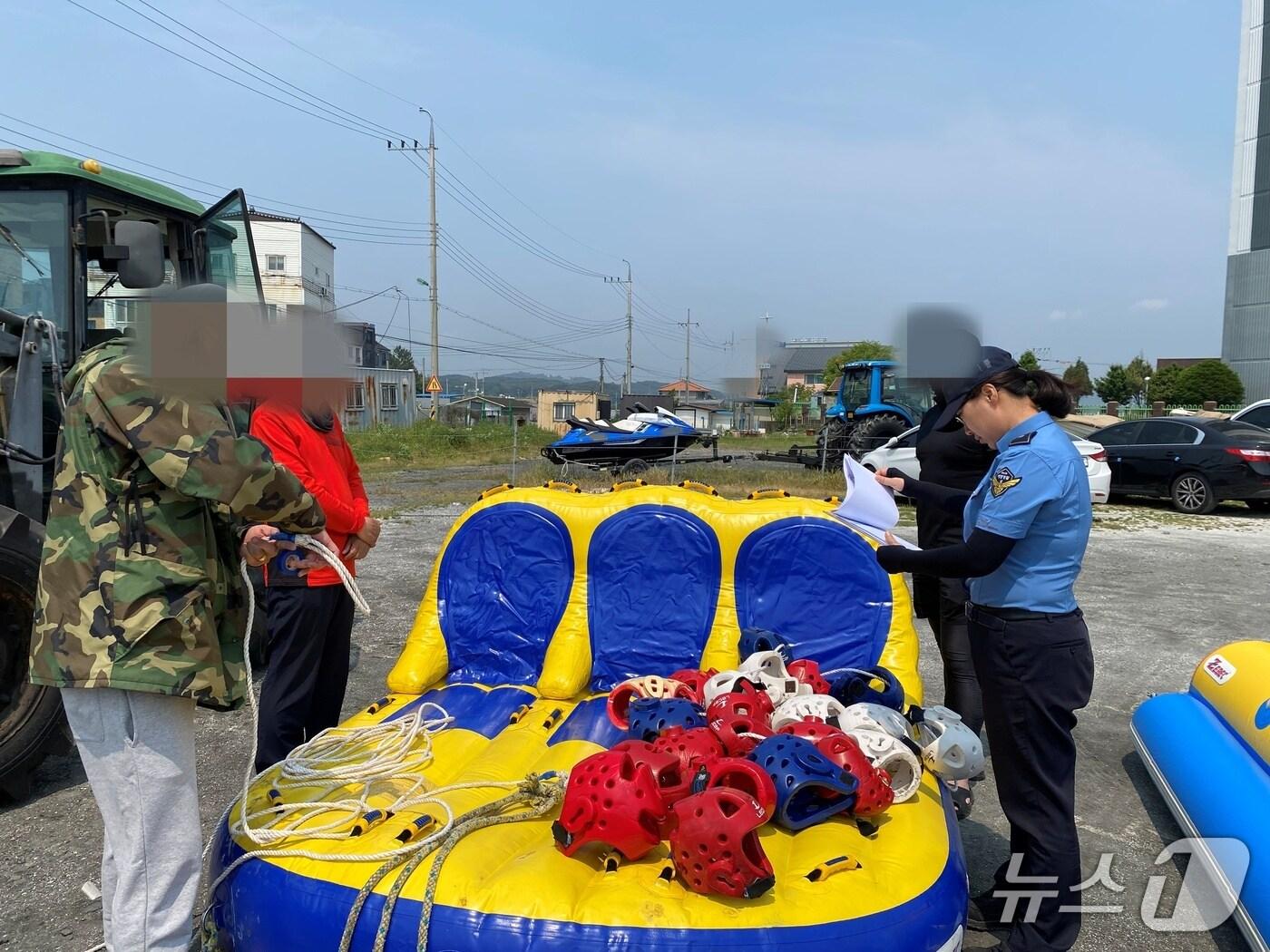 본문 이미지 - 동력수상레저기구로 견인하는 레저기구 점검 중인 보령해경. (보령해경 제공. 재판매 및 DB금지)2025.7.4/뉴스1