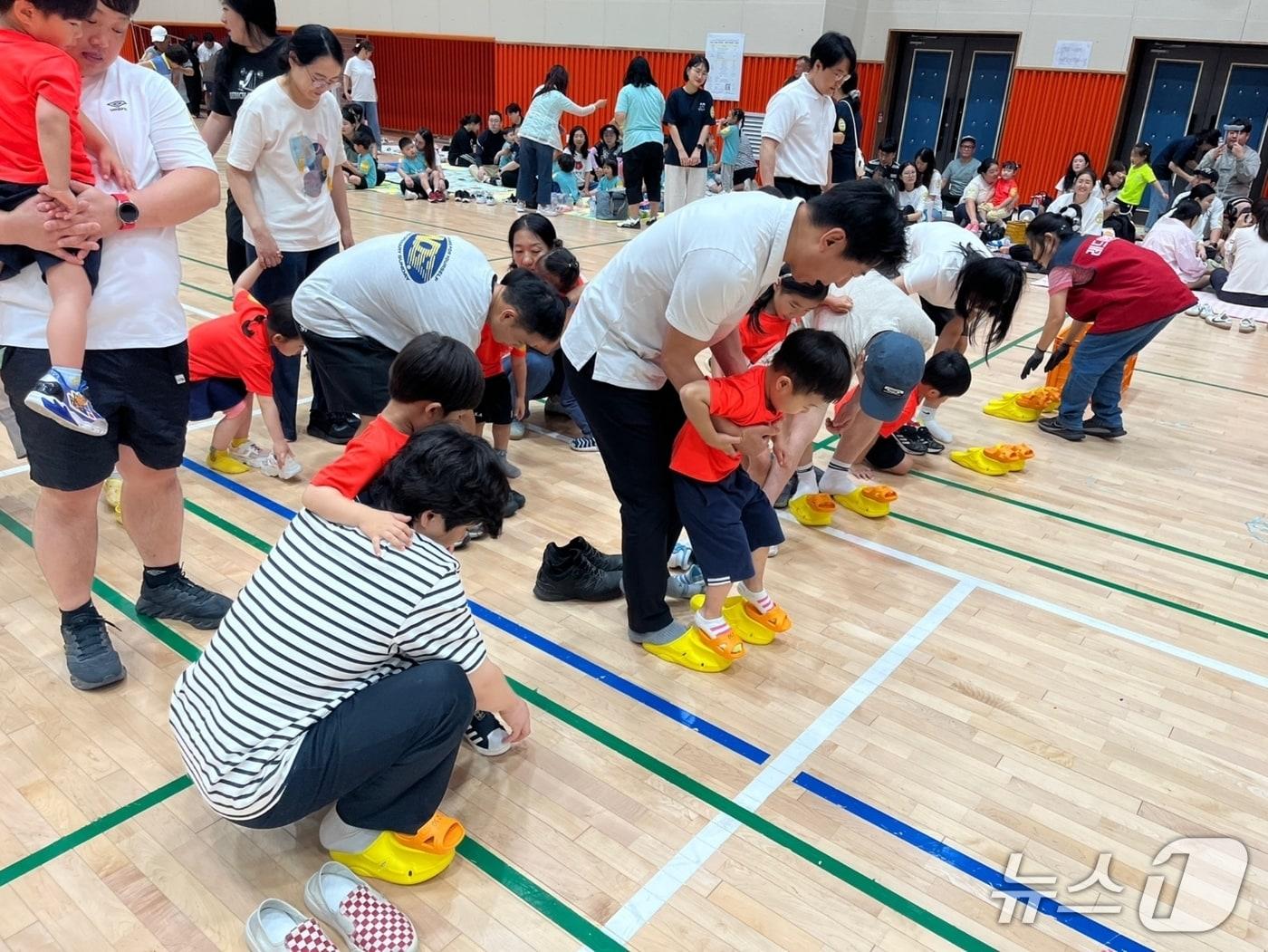 본문 이미지 - 충북 괴산증평교육지원청은 4일 괴산문화체육센터에서 괴산지역 유치원과 어린이집이 함께하는 '한마음 체육대회'를 개최했다.(괴산증평교육지원청 제공, 재판매 및 DB금지)/뉴스1
